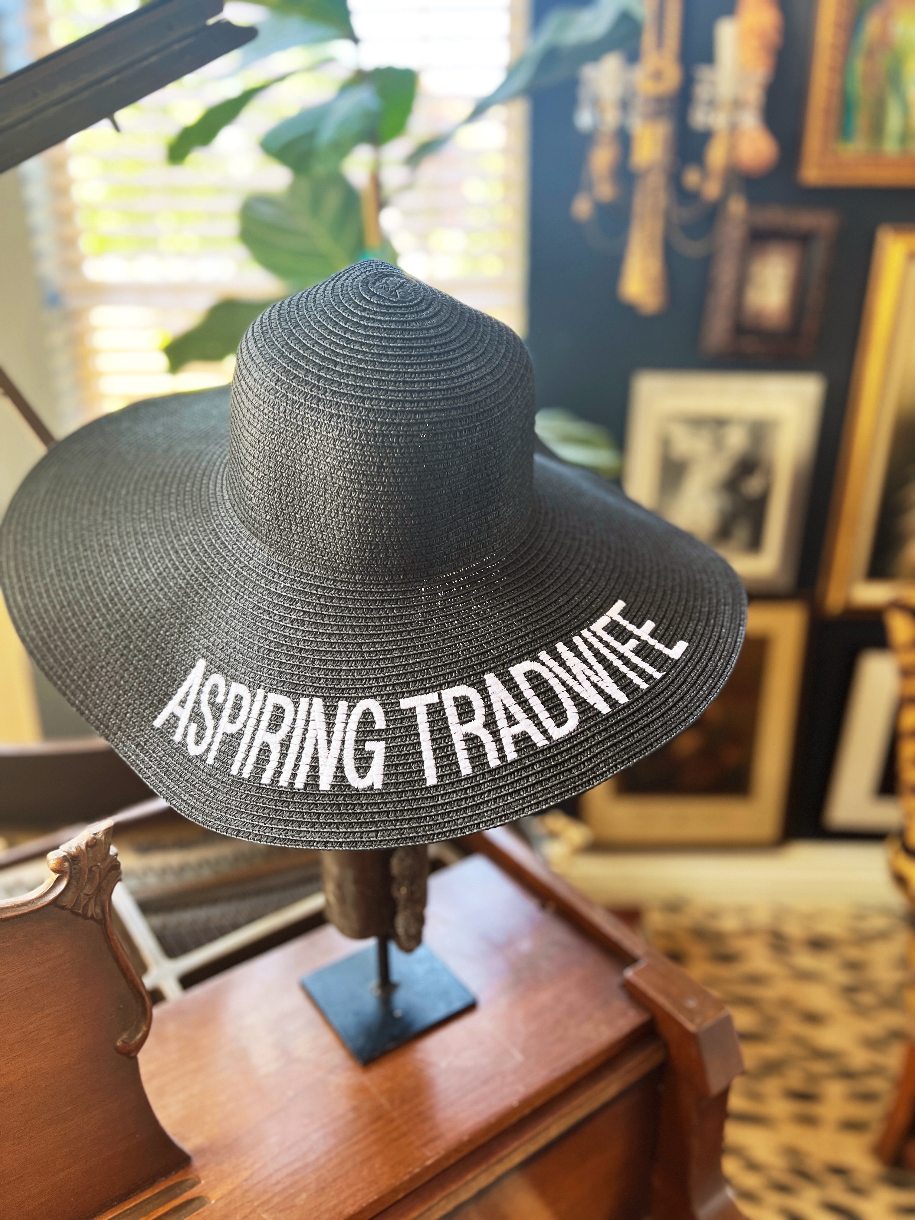 « ASPIRING TRADWIFE » EMBROIDERED STRAW HAT