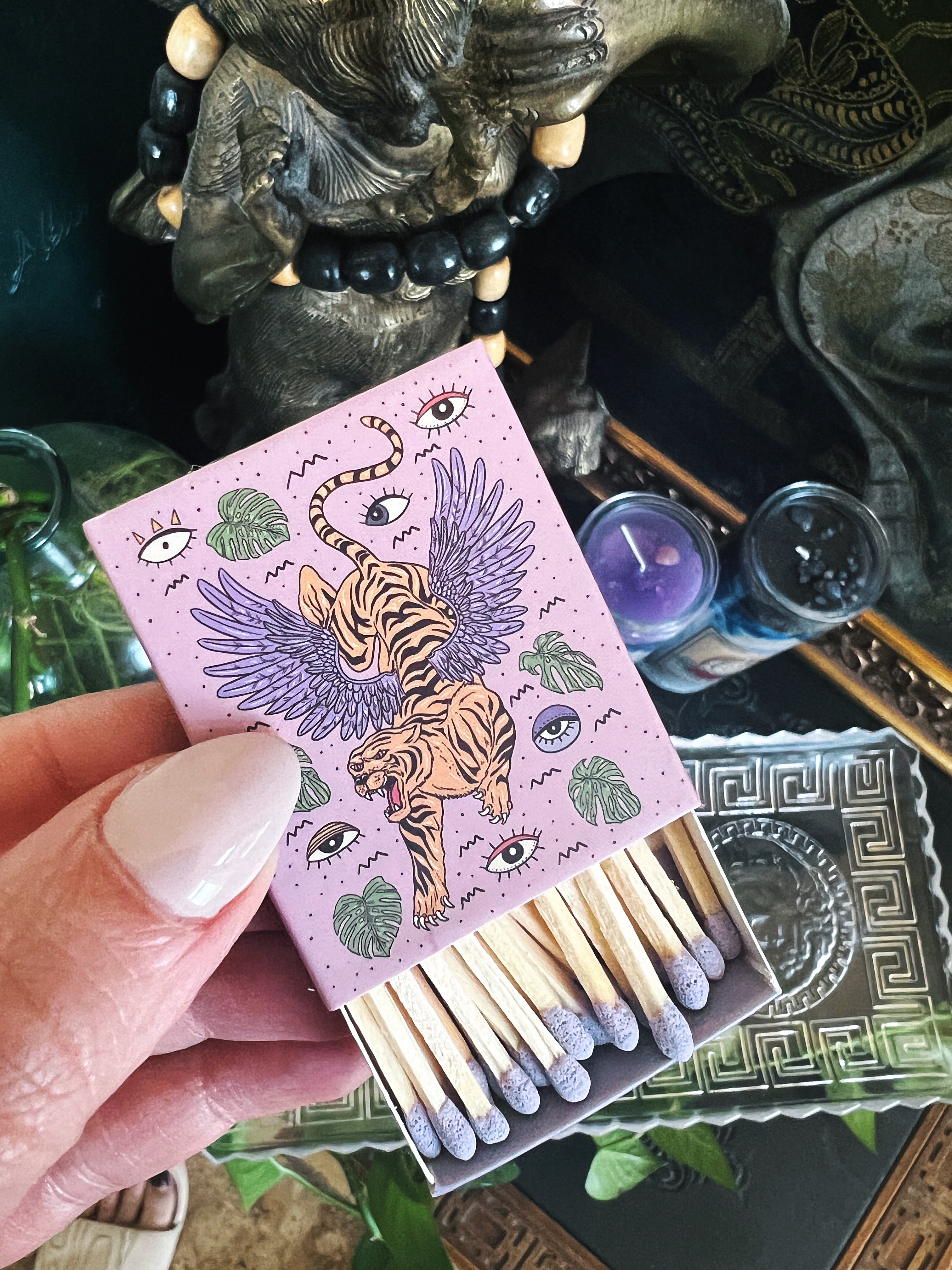 TIGER WITH WINGS << MATCHBOOK >>