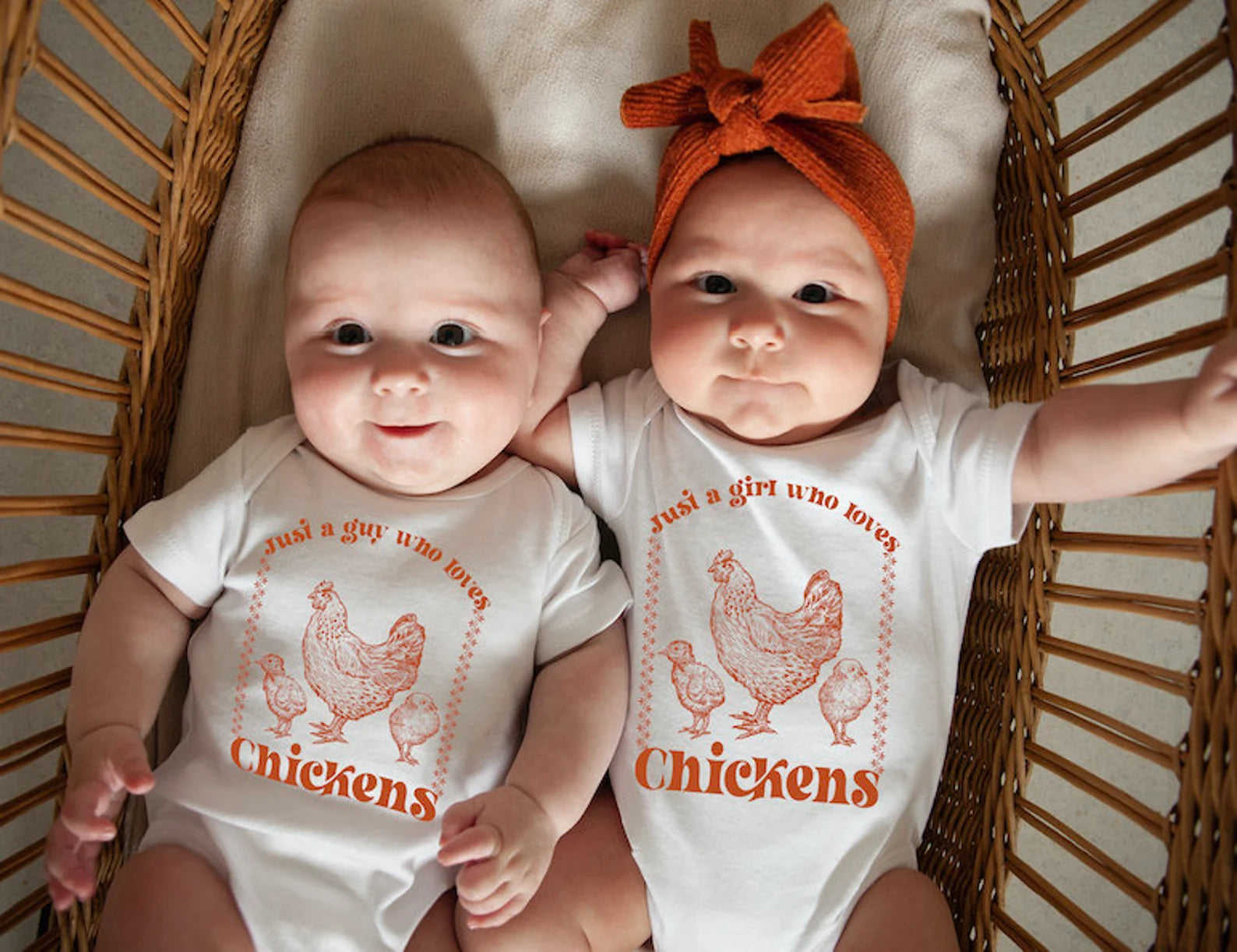 « JUST A KID WHO LOVES CHICKENS » BODYSUIT