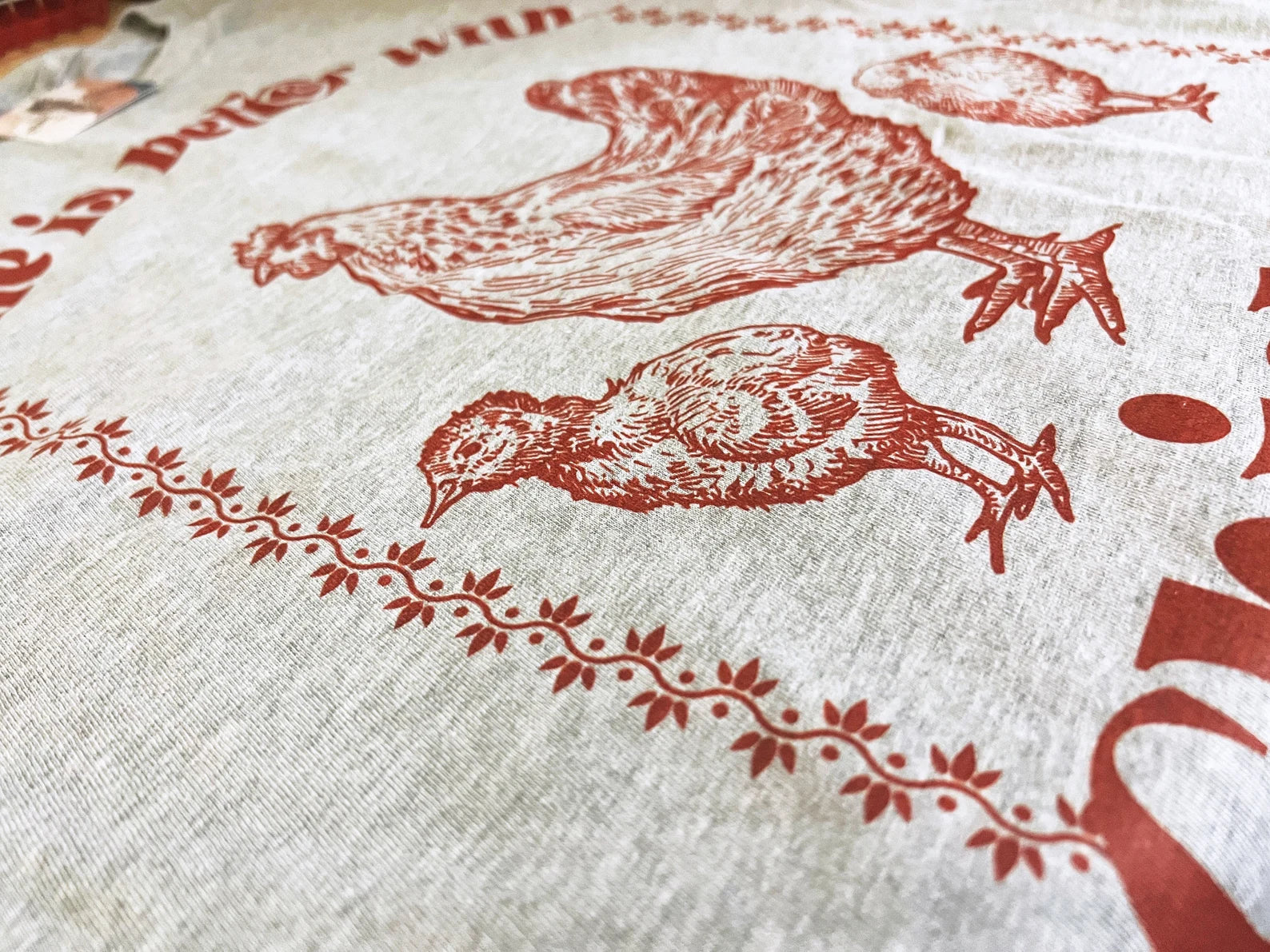 « JUST A KID WHO LOVES CHICKENS » KIDS TEE