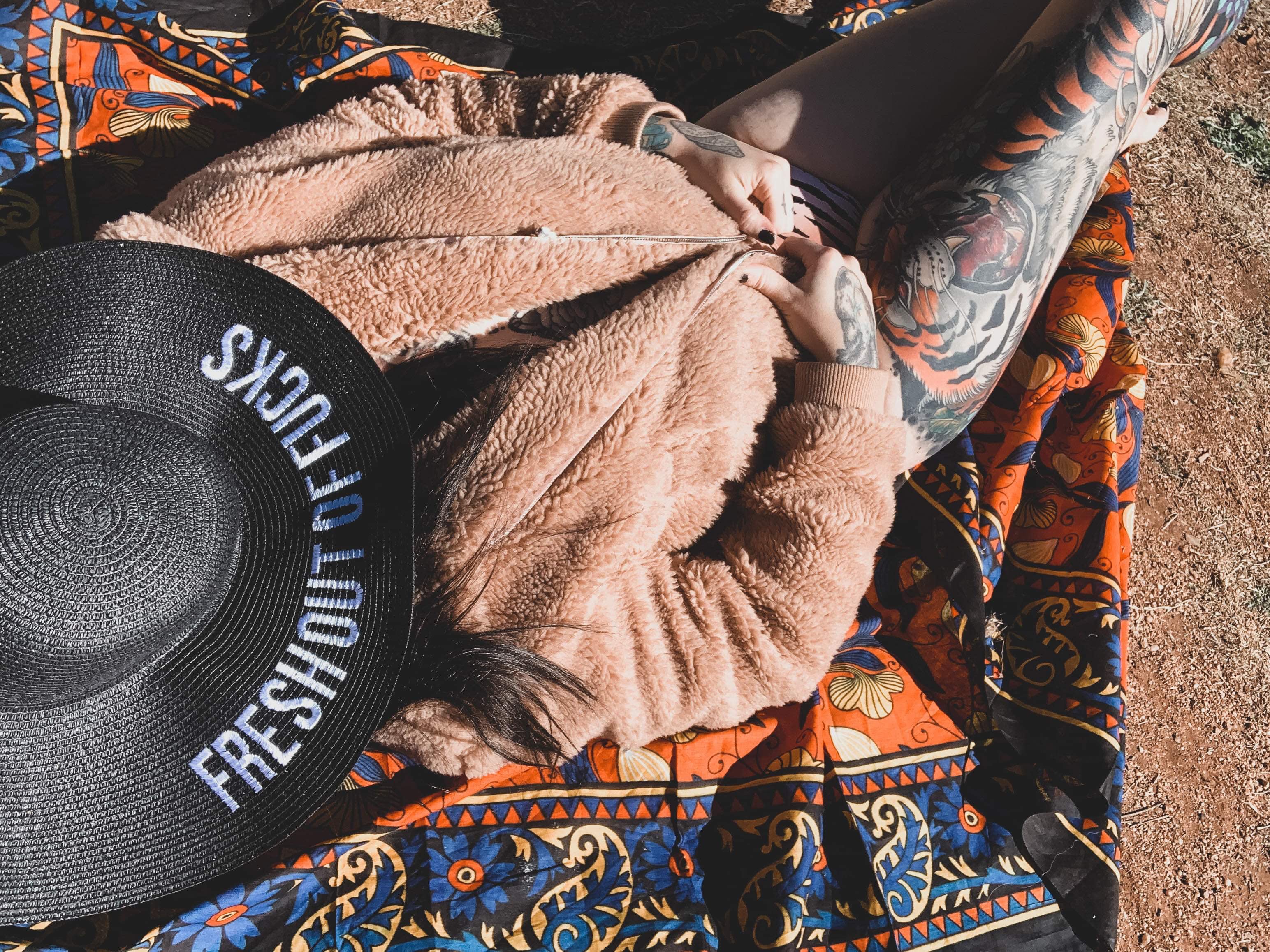 « FRESH OUT OF F*CKS » EMBROIDERED STRAW HAT