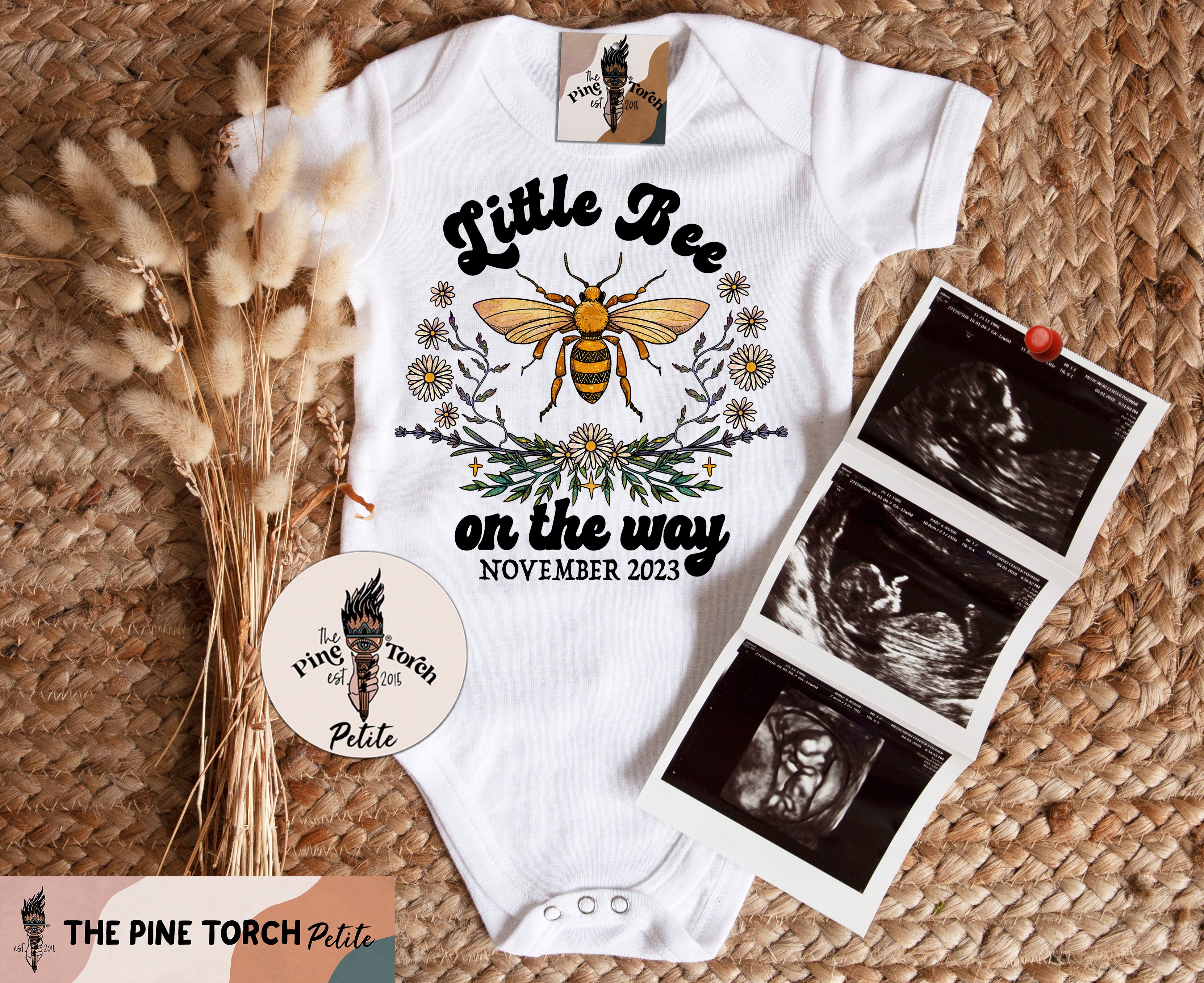 « CUSTOM LITTLE BEE ON THE WAY PREGNANCY ANNOUNCEMENT » BODYSUIT