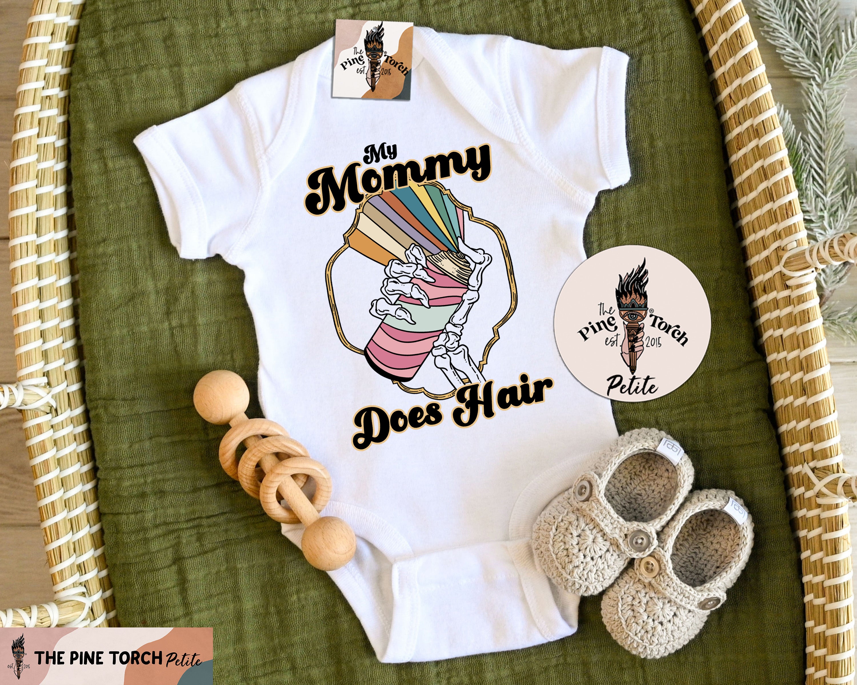 « MY MOMMY DOES HAIR » BODYSUIT