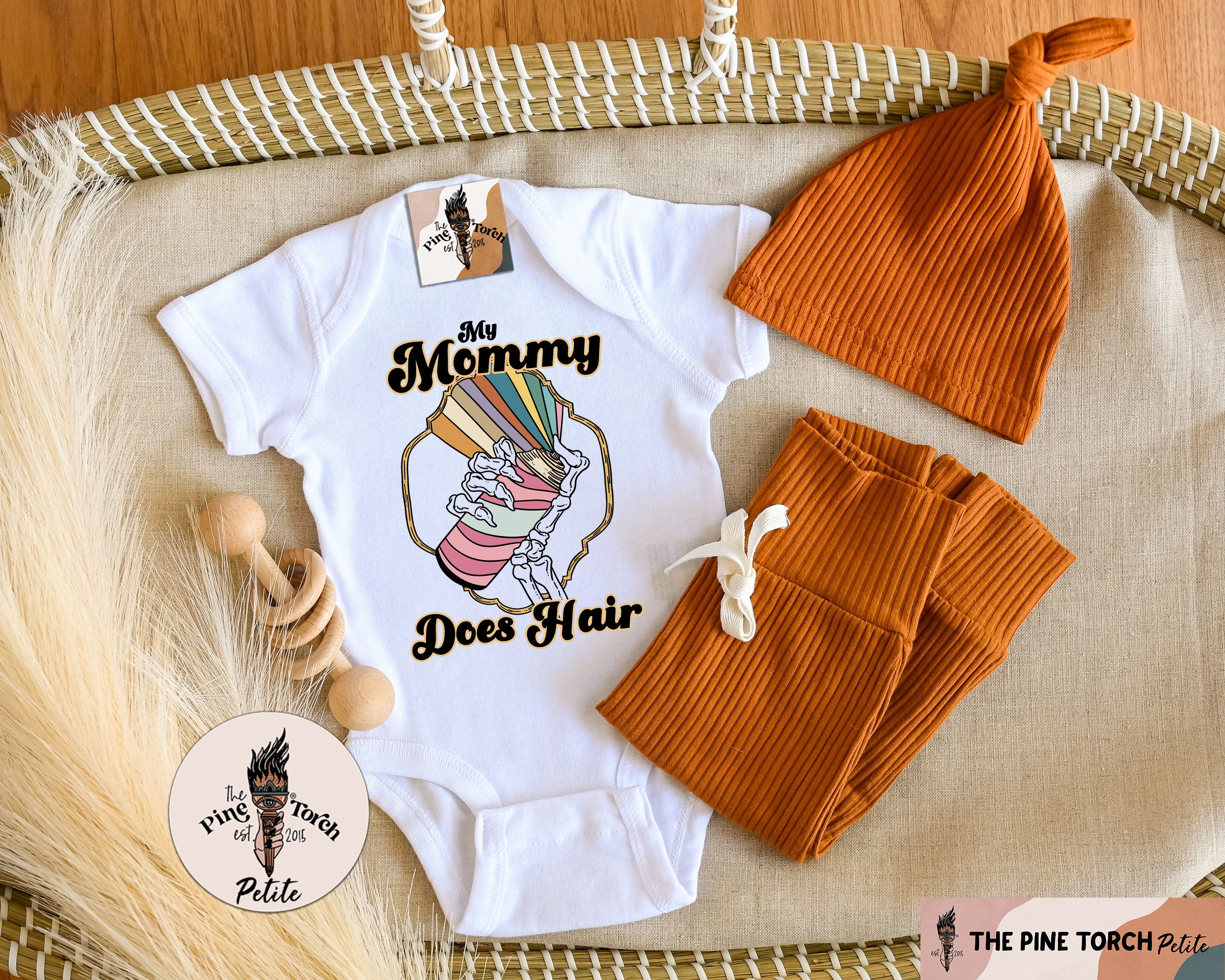 « MY MOMMY DOES HAIR » BODYSUIT