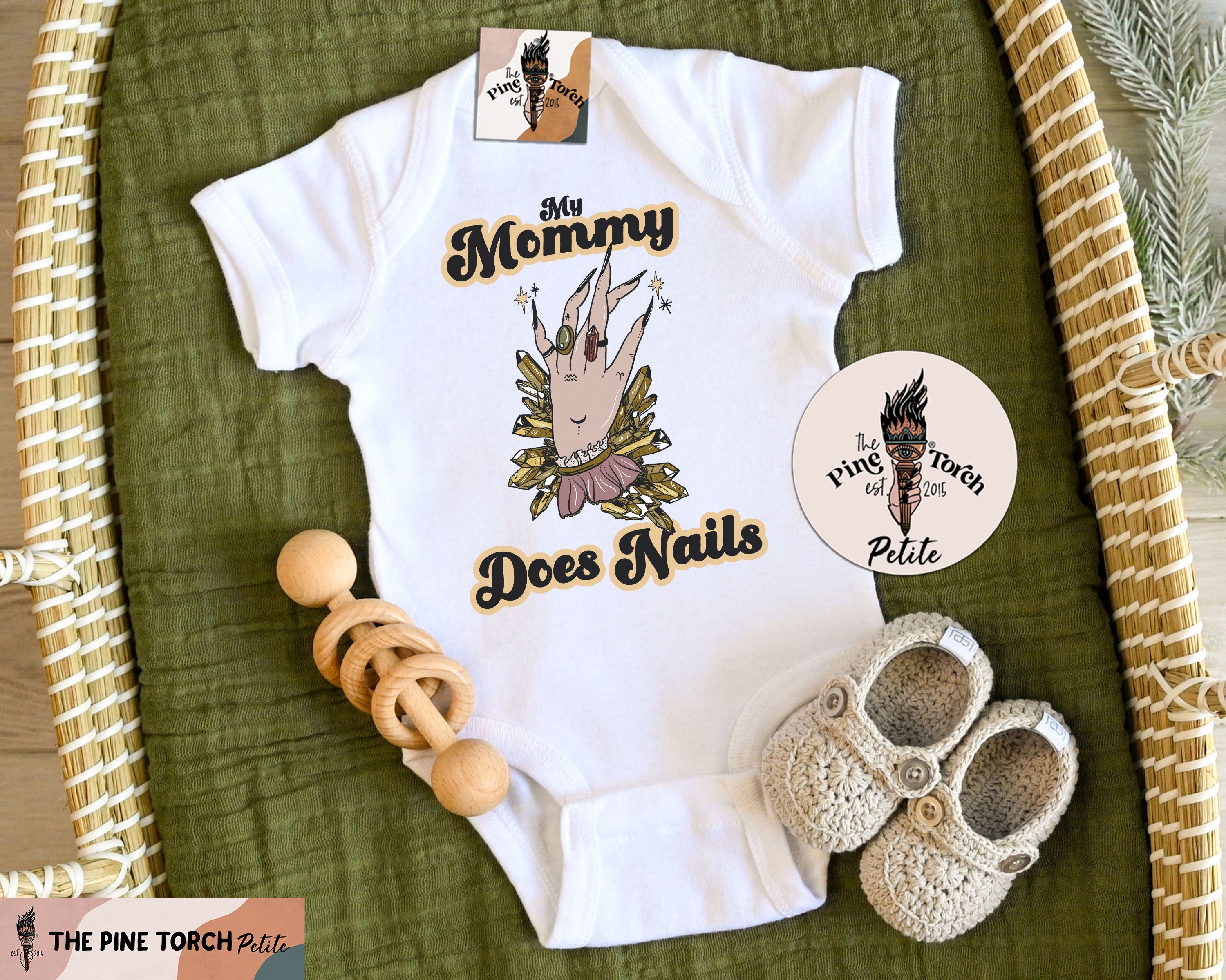 « MY MOMMY DOES NAILS » BODYSUIT