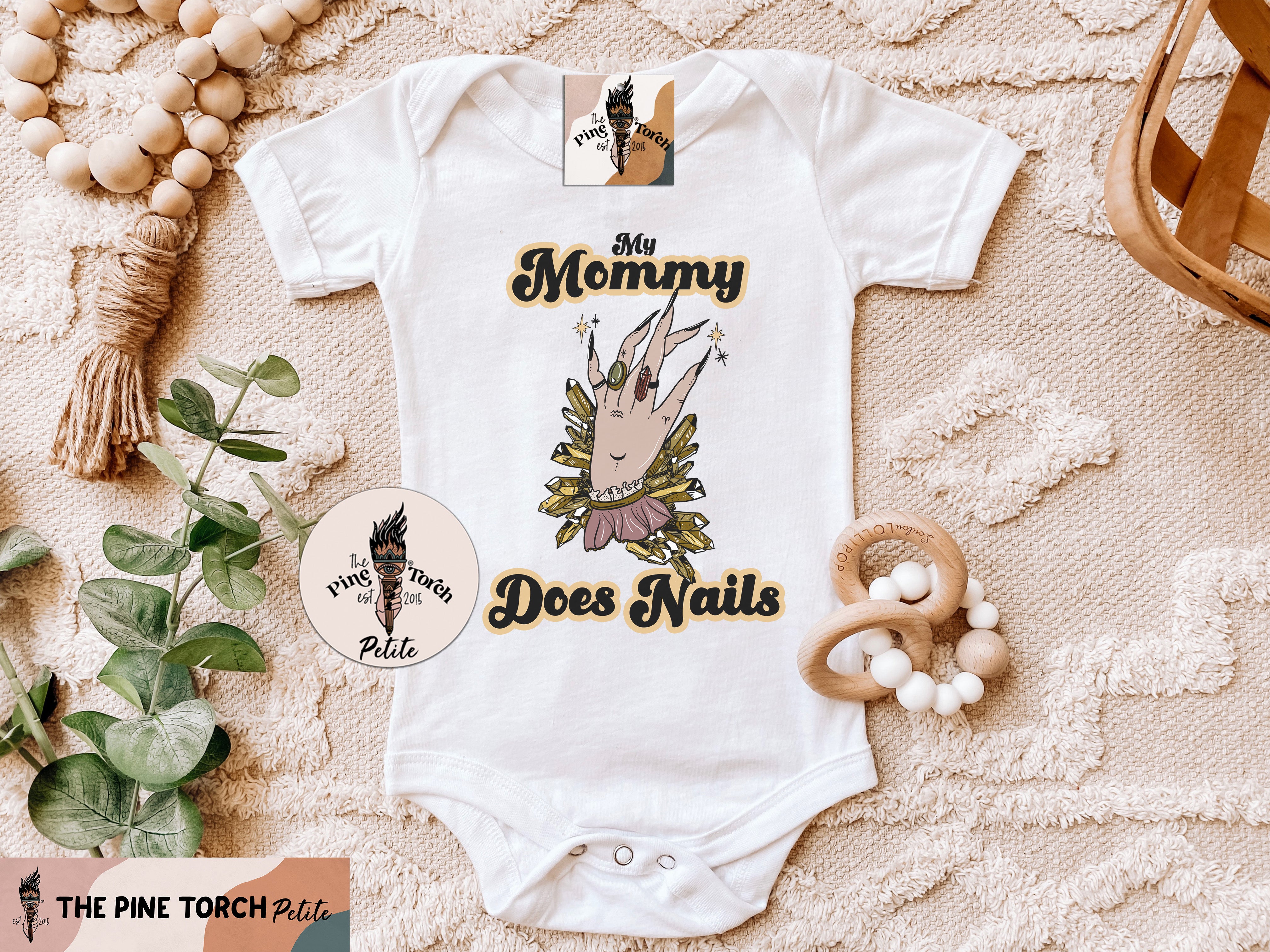 « MY MOMMY DOES NAILS » BODYSUIT