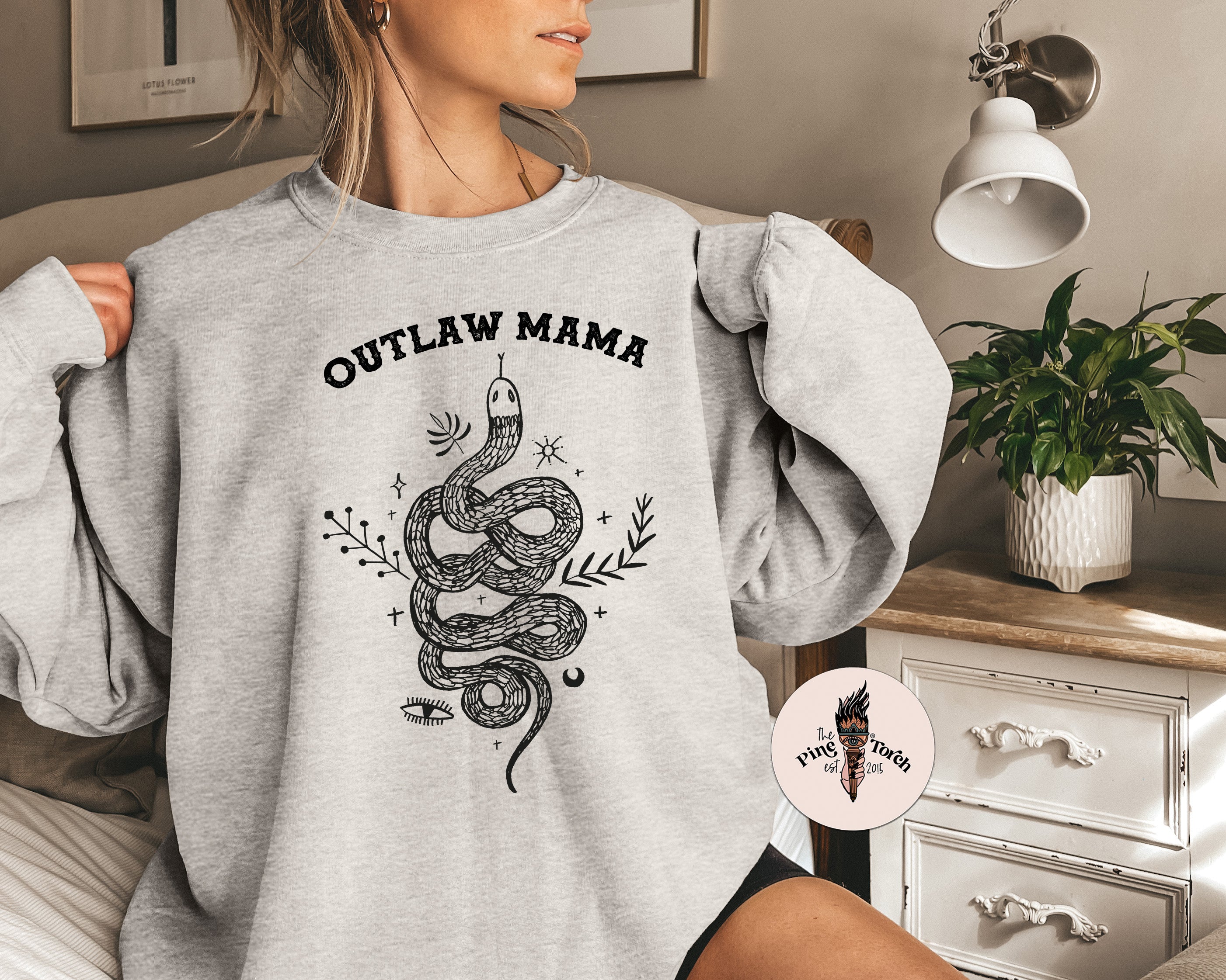 OUTLAW MAMA // UNISEX PULLOVER
