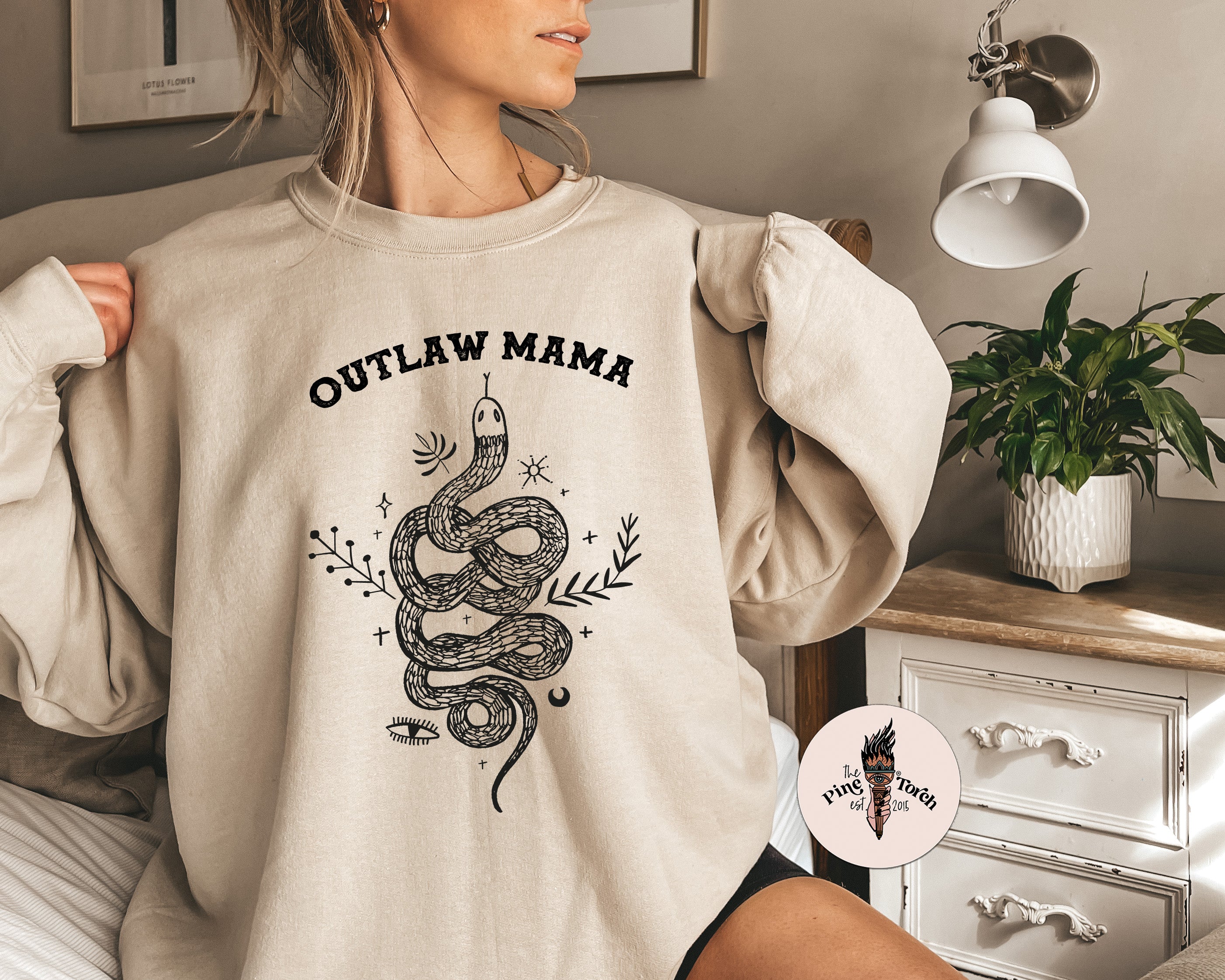 OUTLAW MAMA // UNISEX PULLOVER
