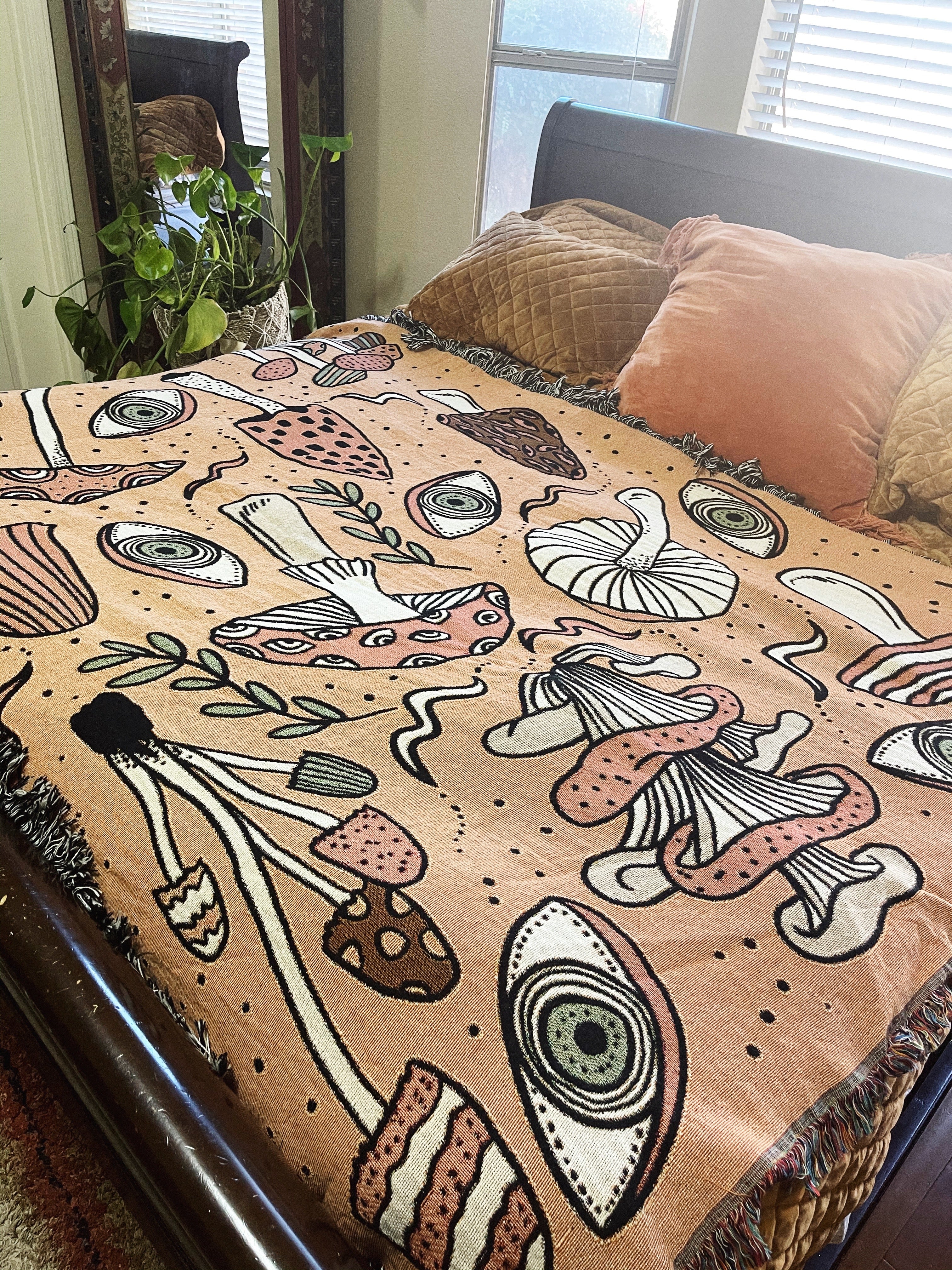 PSYCHEDELIC MUSHROOM // WOVEN FRINGE BLANKET