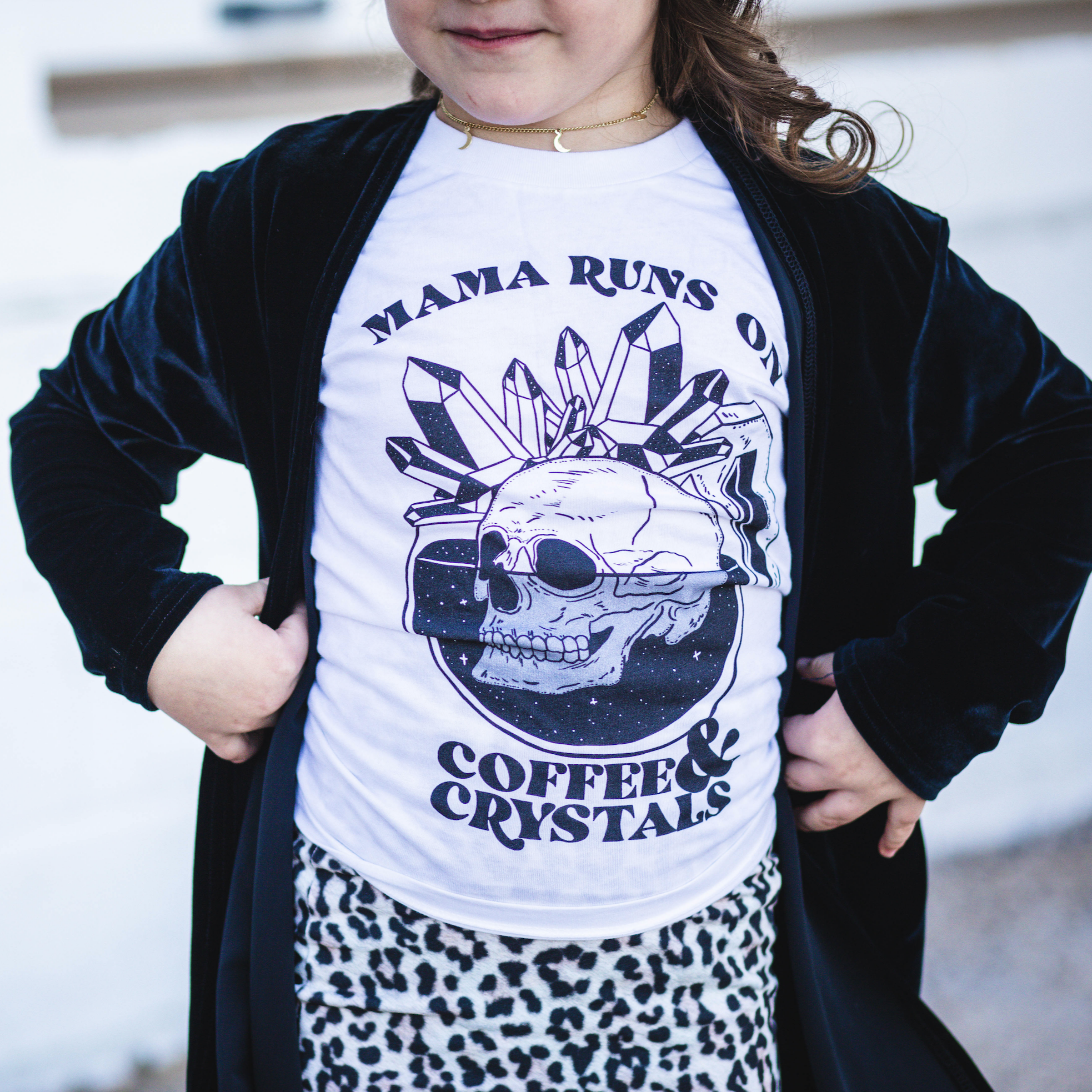 « MAMA RUNS ON COFFEE AND CRYSTALS » KIDS TEE