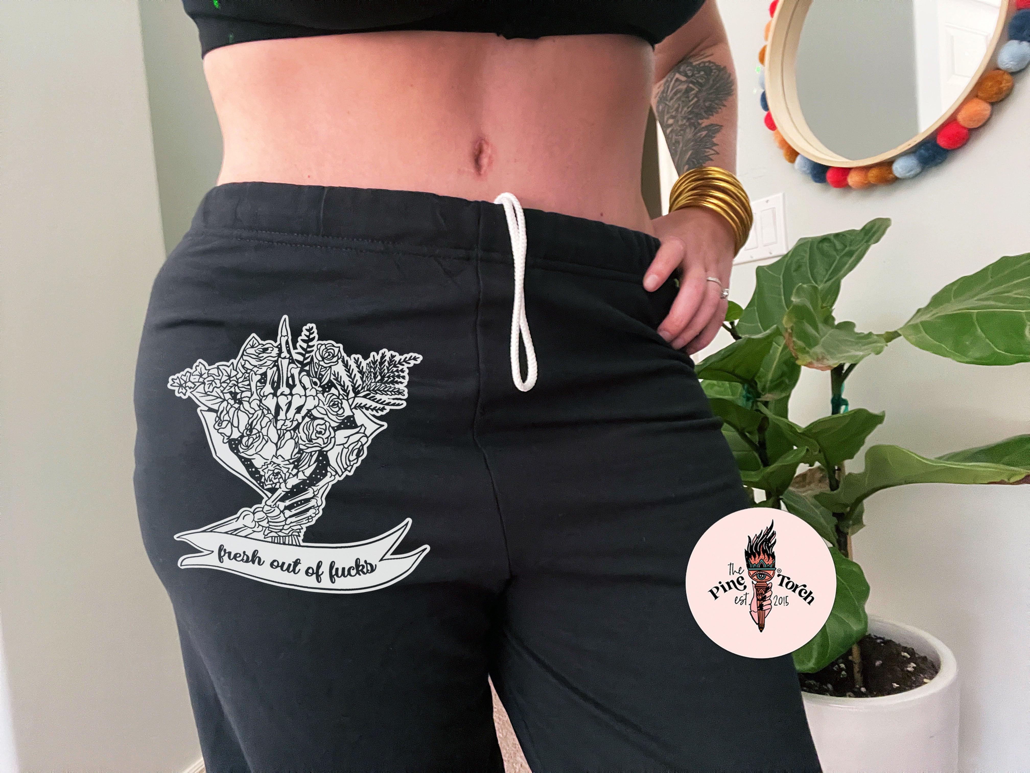 « FRESH OUT OF FUCKS (POCKET) » UNISEX PULLOVER
