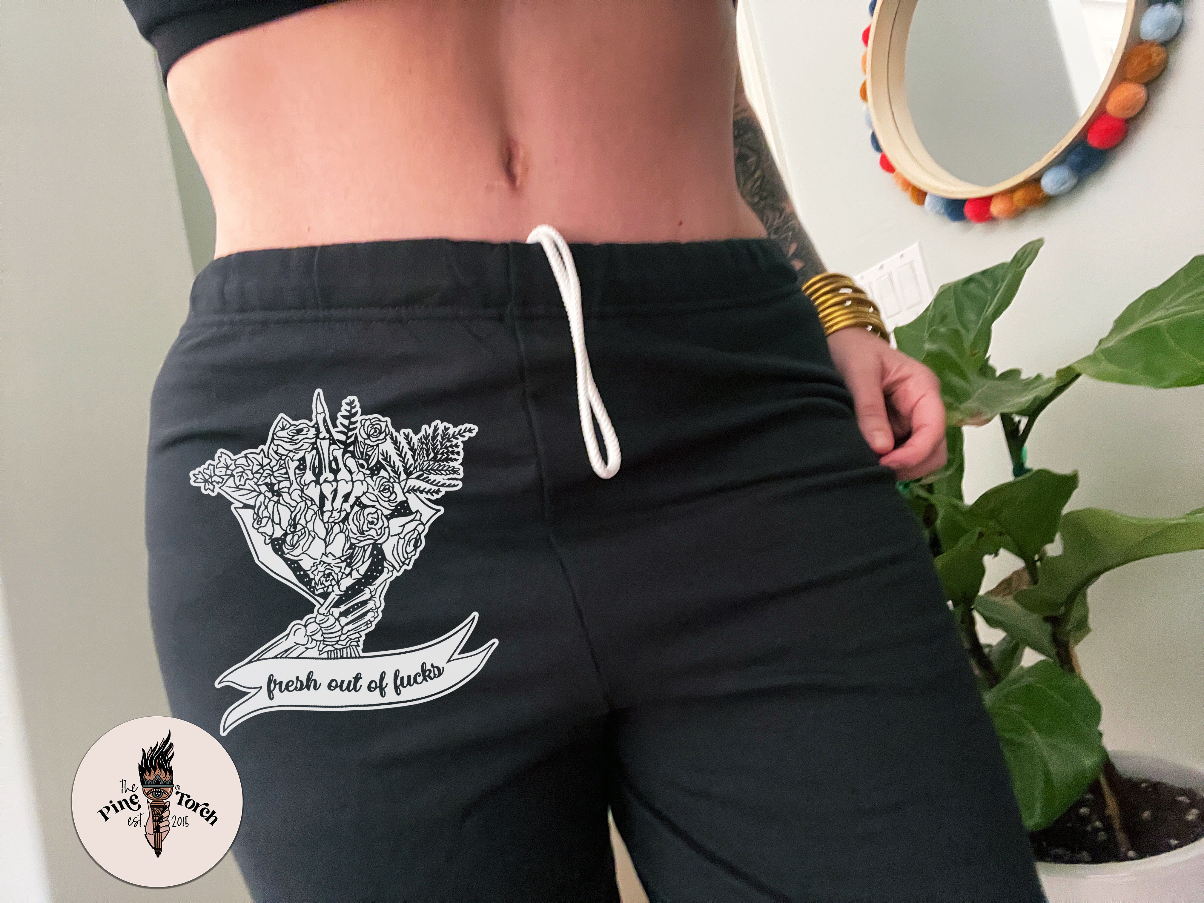 « FRESH OUT OF FUCKS (POCKET) » UNISEX TEE