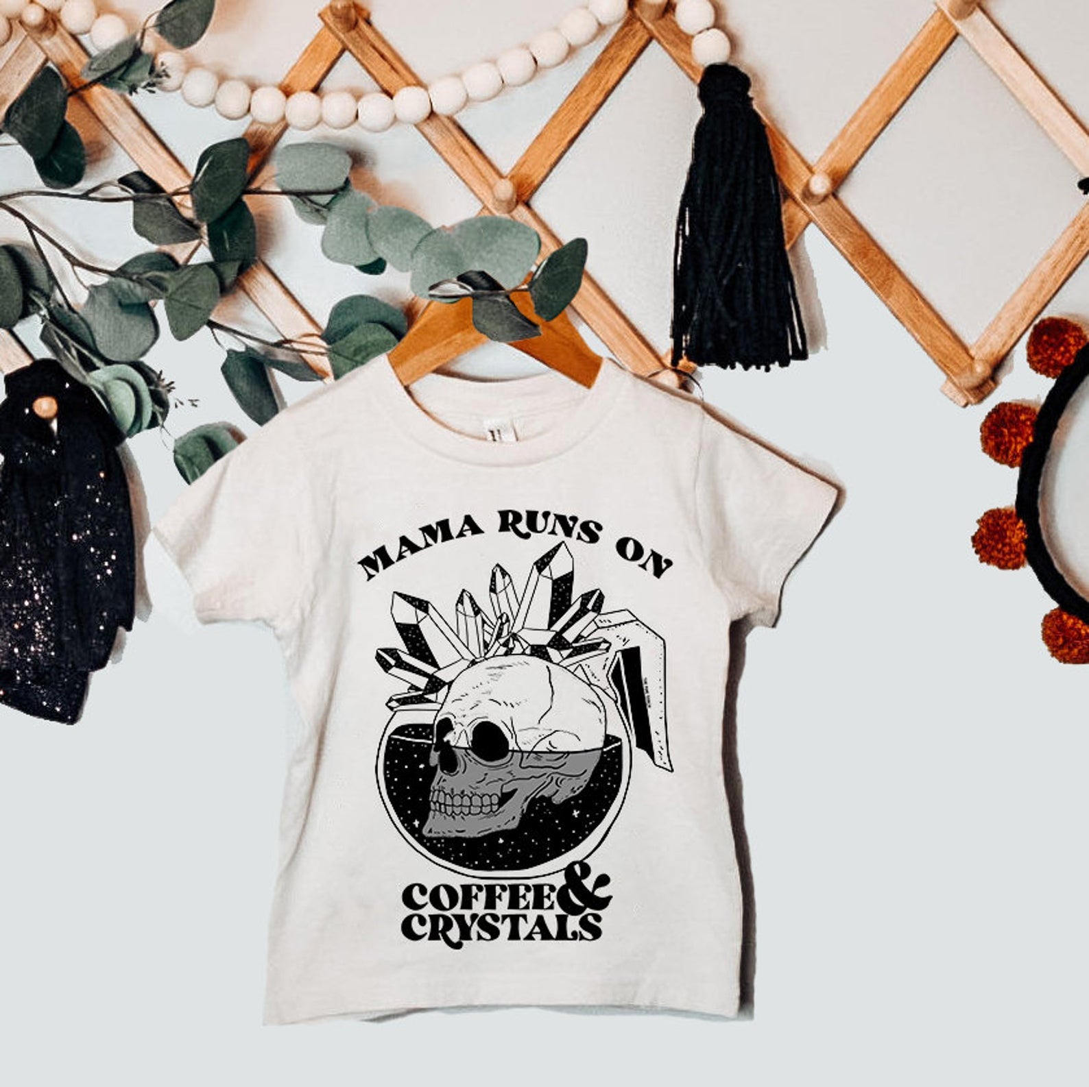 « MAMA RUNS ON COFFEE AND CRYSTALS » KIDS TEE