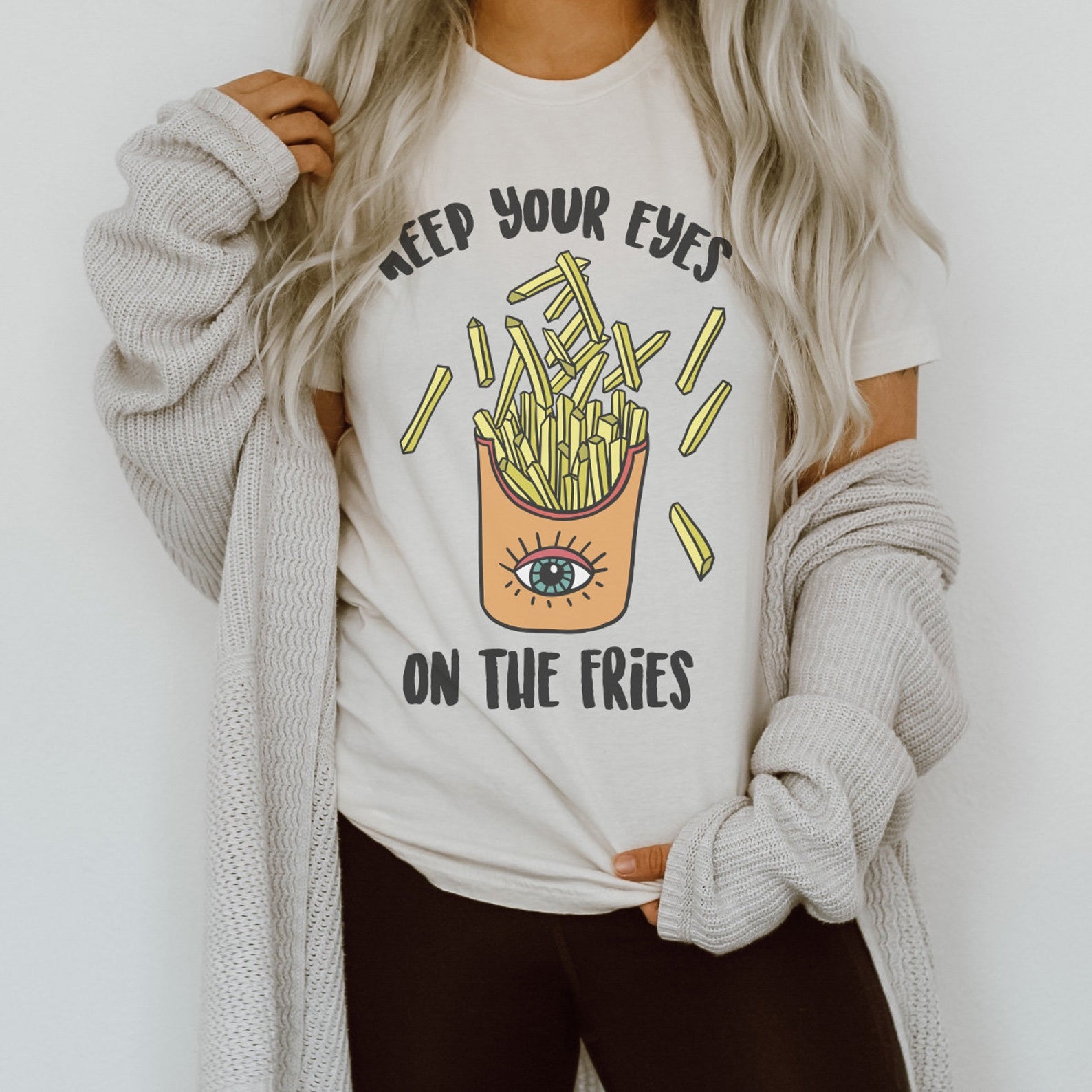 « KEEP YOUR EYES ON THE FRIES » CREAM UNISEX TEE