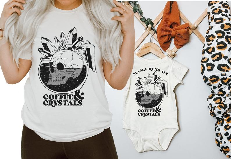 « MAMA RUNS ON COFFEE AND CRYSTALS » BODYSUIT