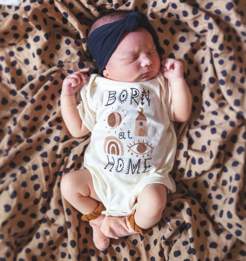 « BORN AT HOME » BODYSUIT
