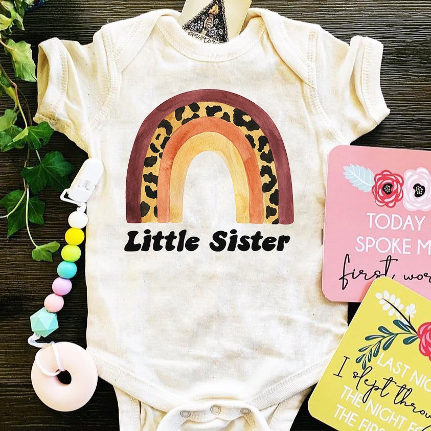 « LITTLE SISTER LEOPARD RAINBOW » BODYSUIT