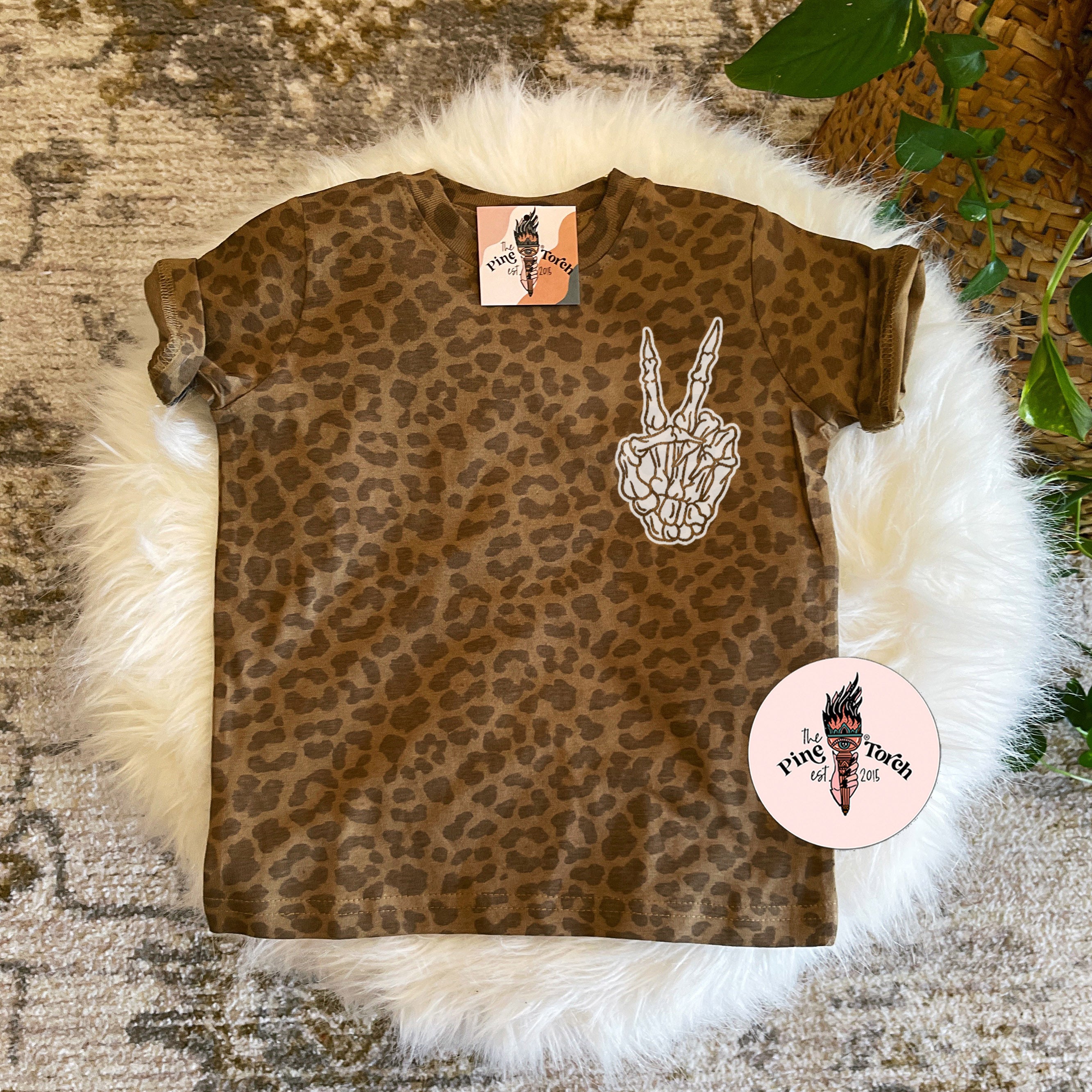 « PEACE OUT » LEOPARD PRINT TEE