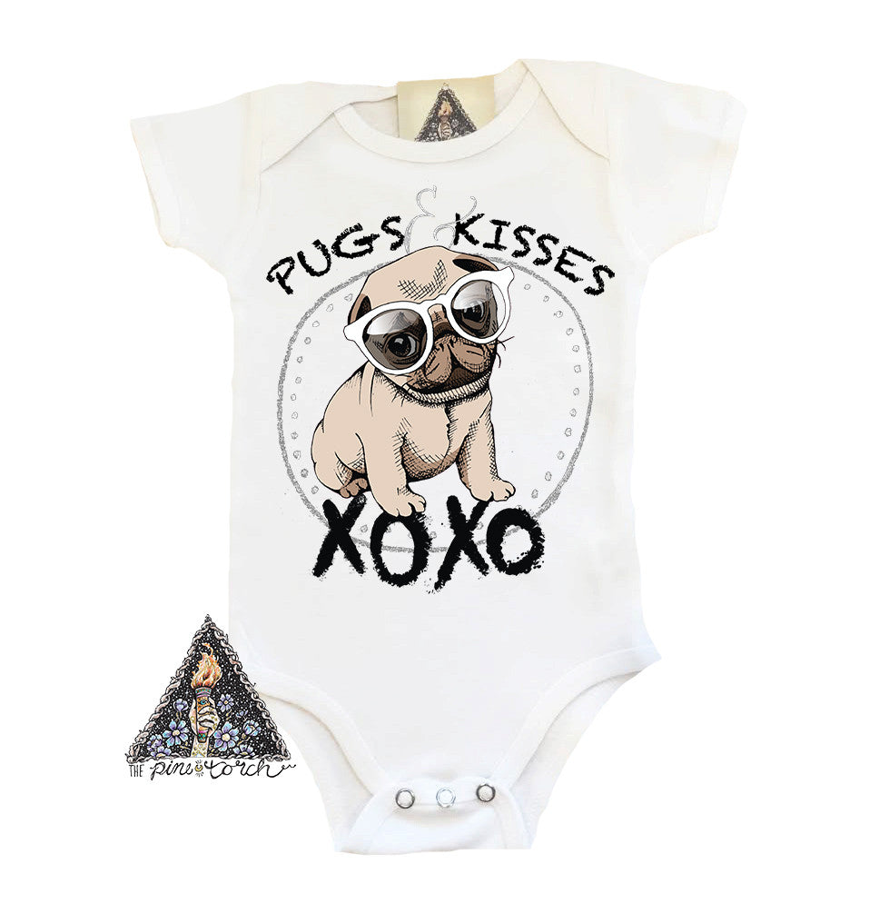 « PUGS AND KISSES » BODYSUIT
