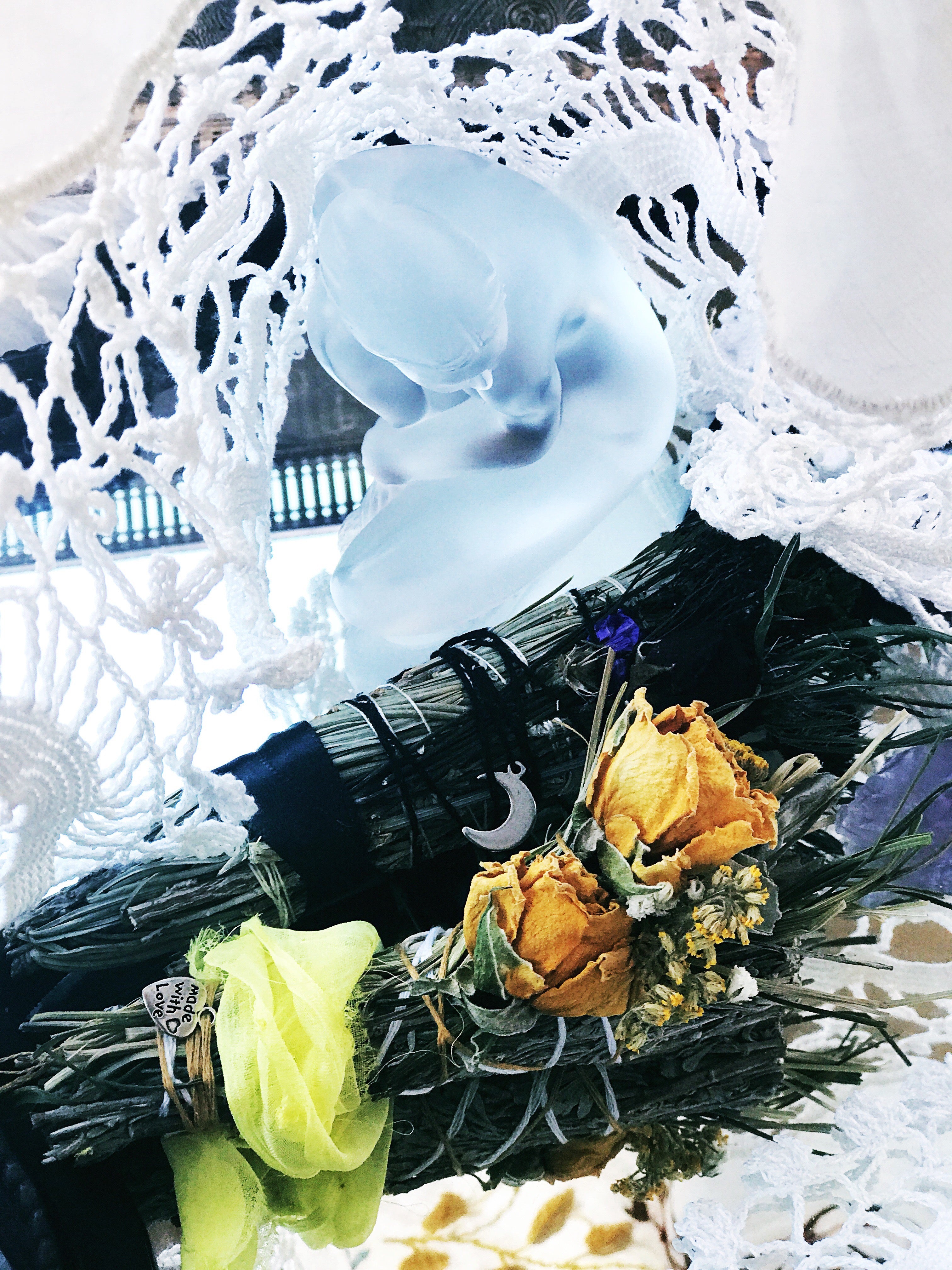 << QUEEN BEE >> HANDCRAFTED SAGE SMUDGE