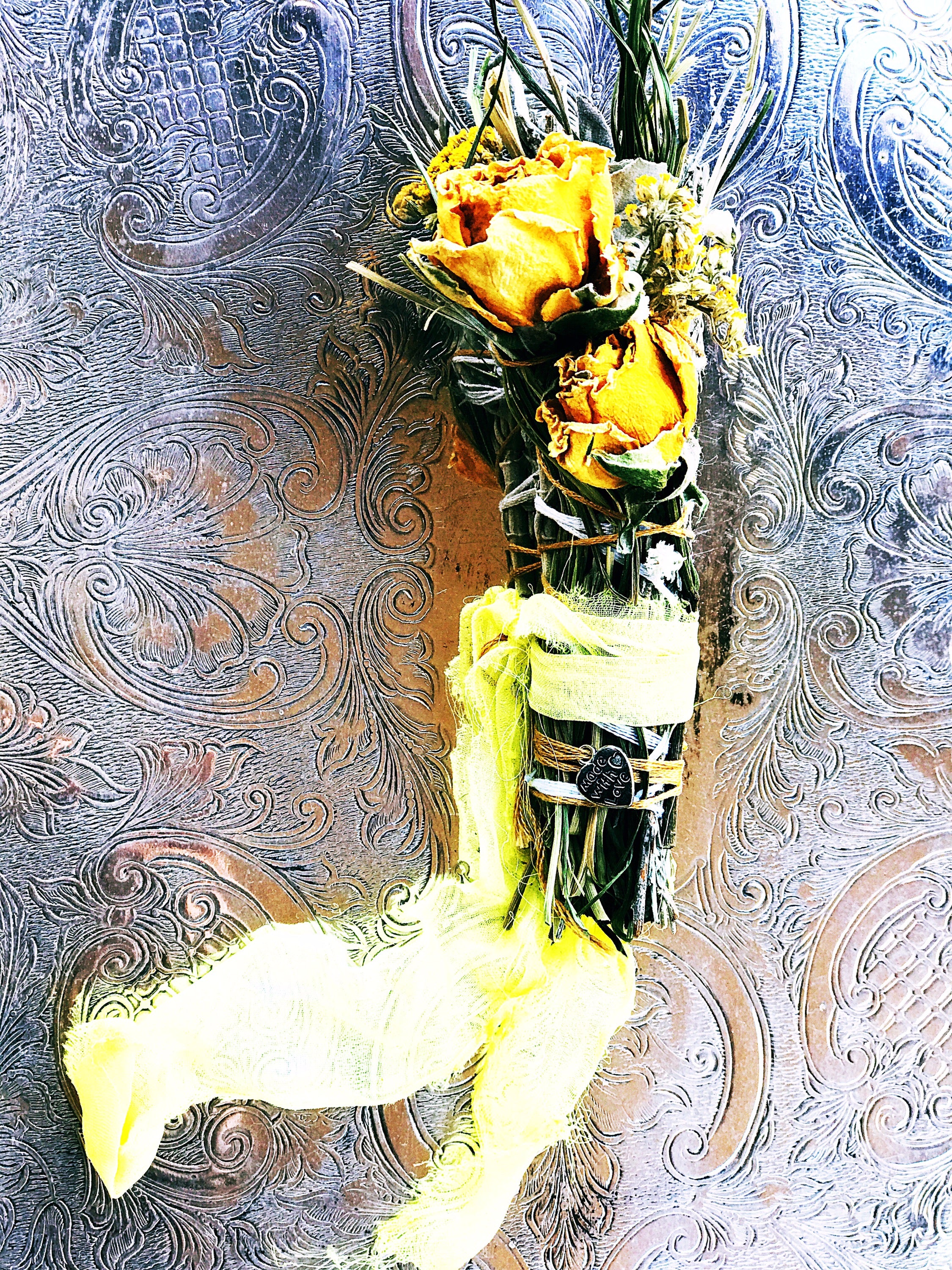 << QUEEN BEE >> HANDCRAFTED SAGE SMUDGE