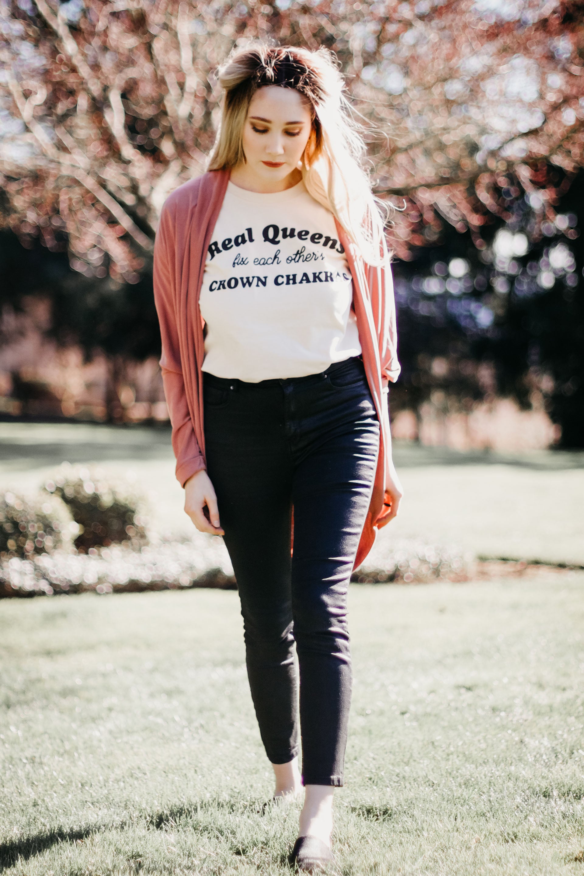 « REAL QUEENS FIX EACH OTHER'S CROWN CHAKRAS » CREAM UNISEX TEE