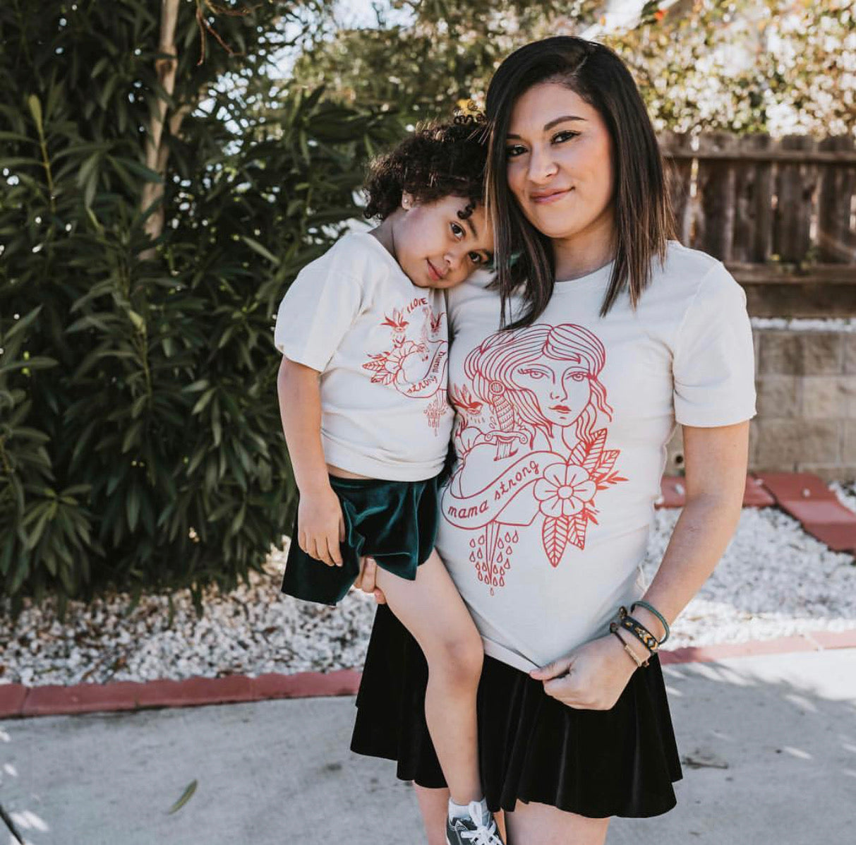 « MAMA STRONG » UNISEX CREAM TEE