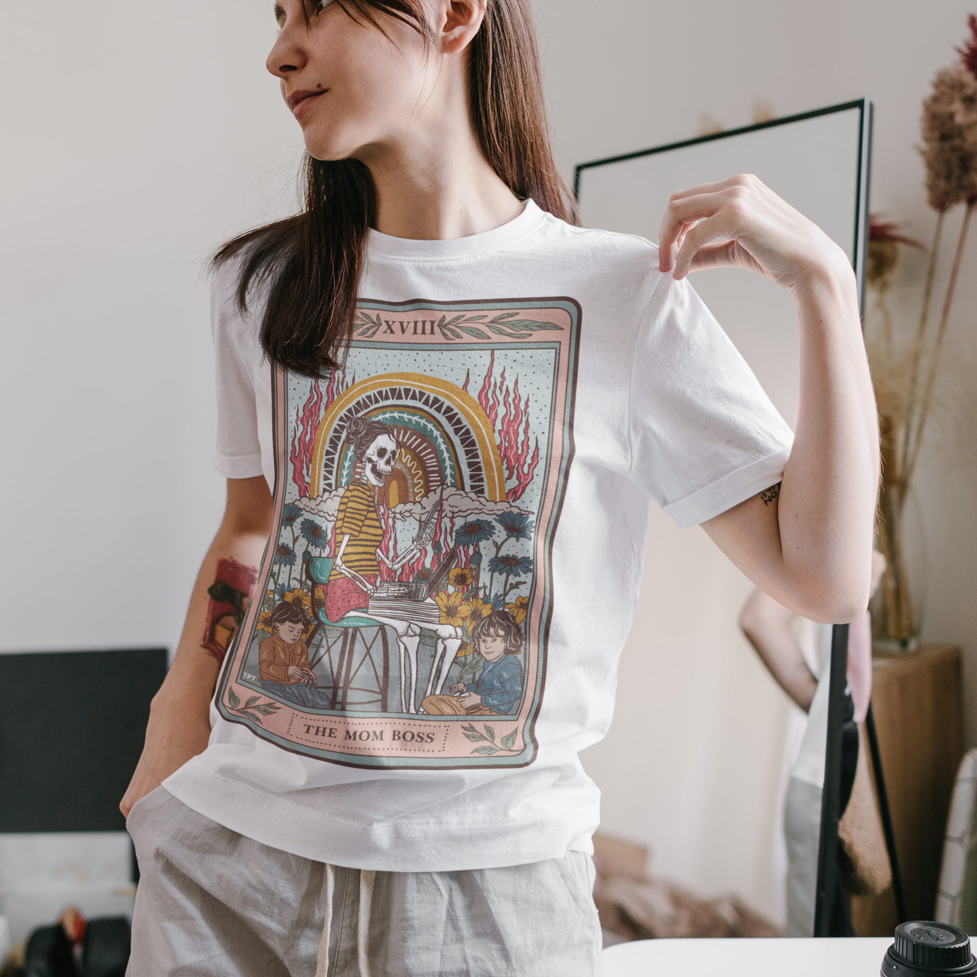 « THE MOM BOSS » SLOUCHY OR UNISEX TEE