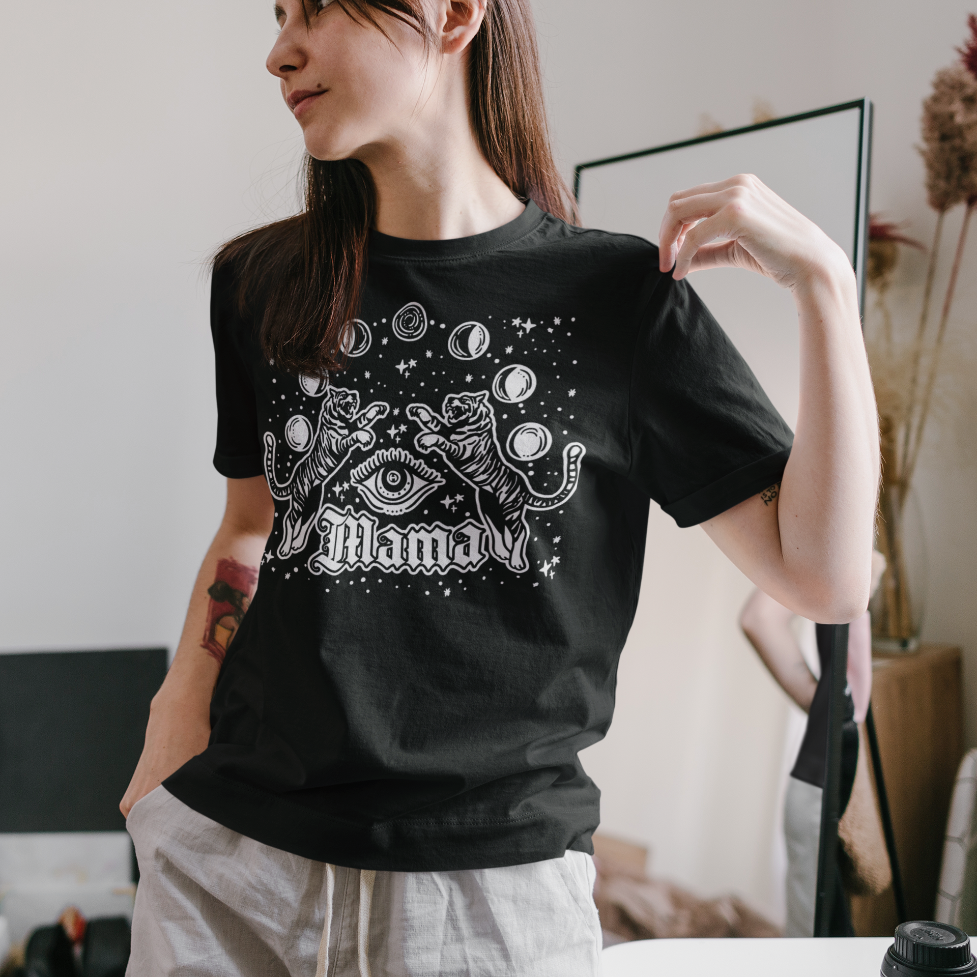 MAMA WITH TIGERS // UNISEX TEE