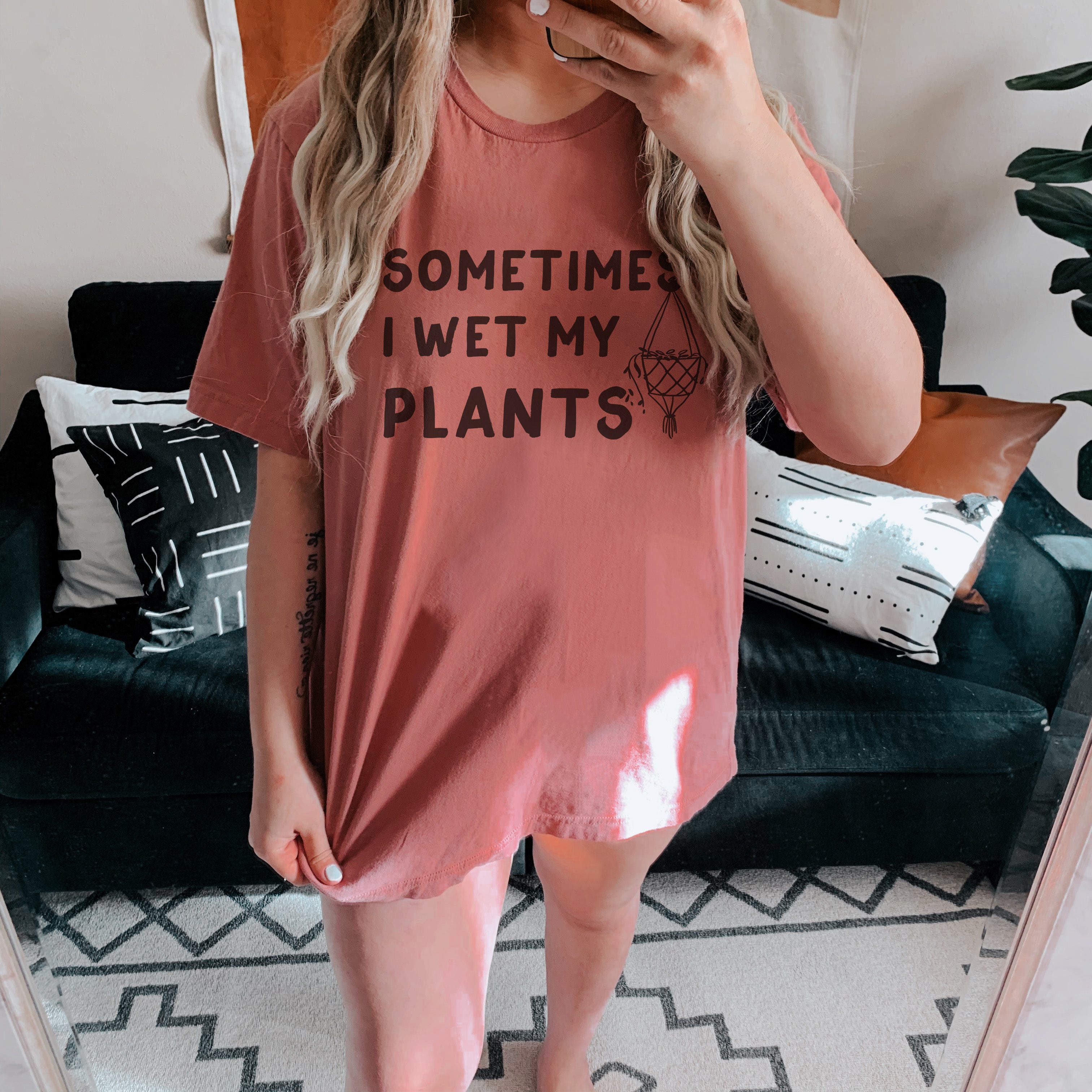 « SOMETIMES I WET MY PLANTS » UNISEX TEE