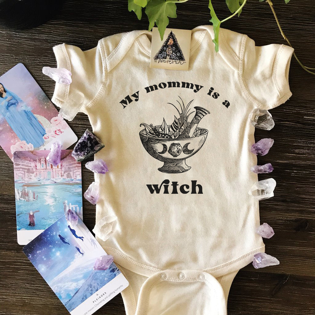 « MY MOMMY IS A WITCH » BODYSUIT