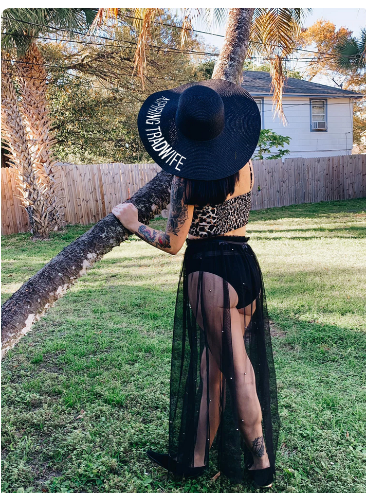 « ASPIRING TRADWIFE » EMBROIDERED STRAW HAT