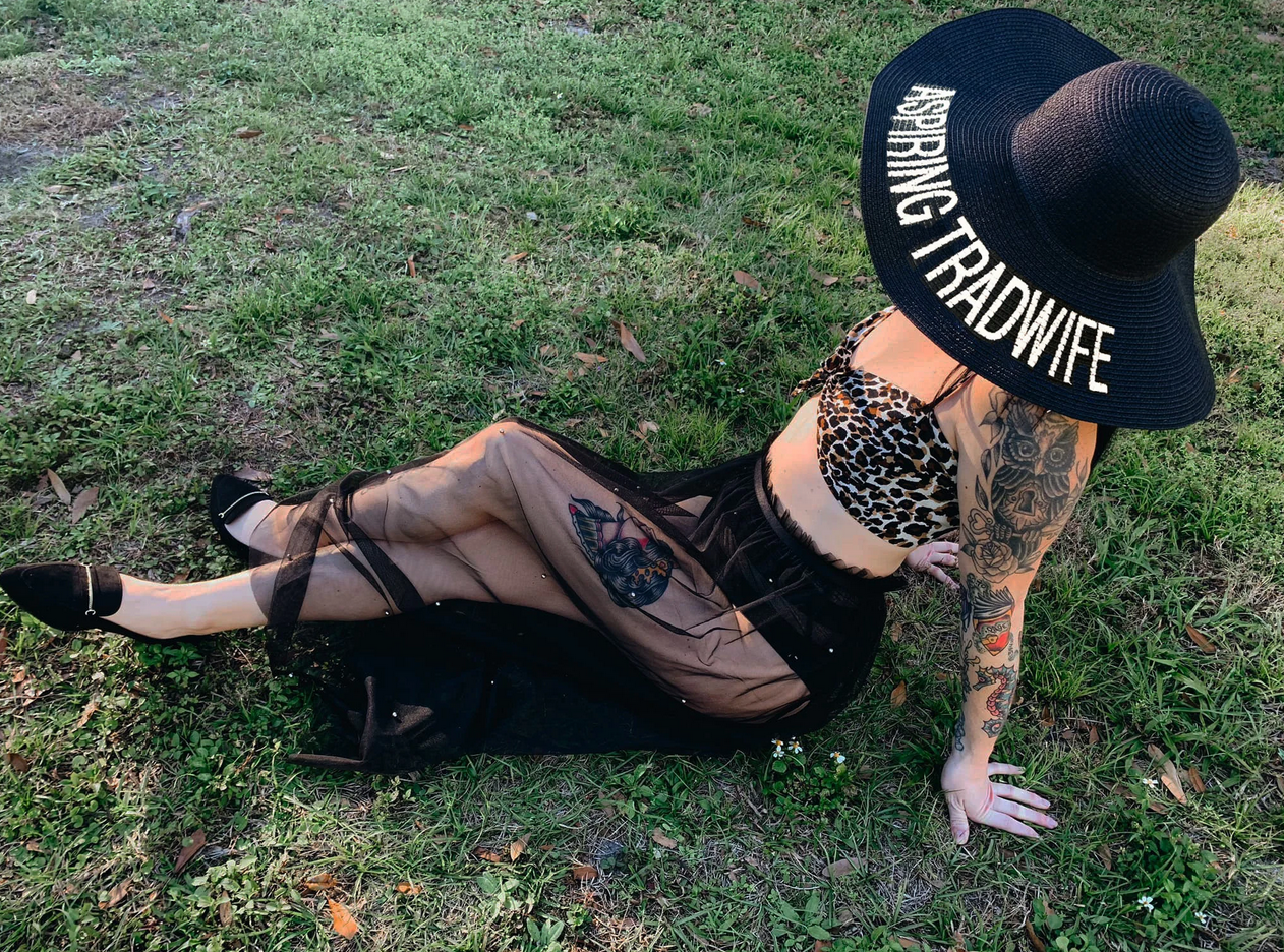 « ASPIRING TRADWIFE » EMBROIDERED STRAW HAT