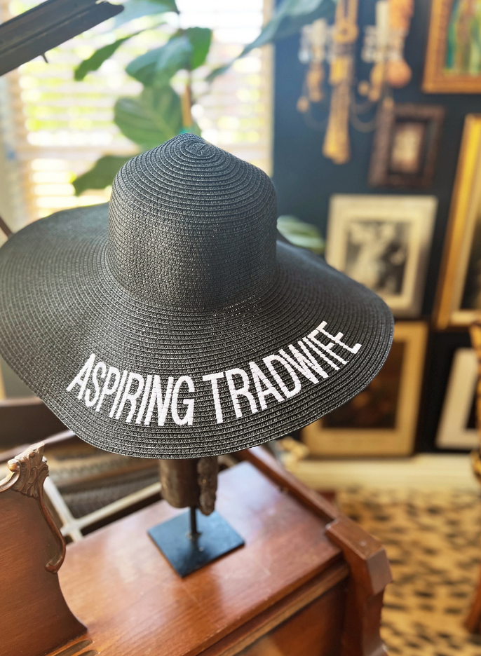 « ASPIRING TRADWIFE » EMBROIDERED STRAW HAT
