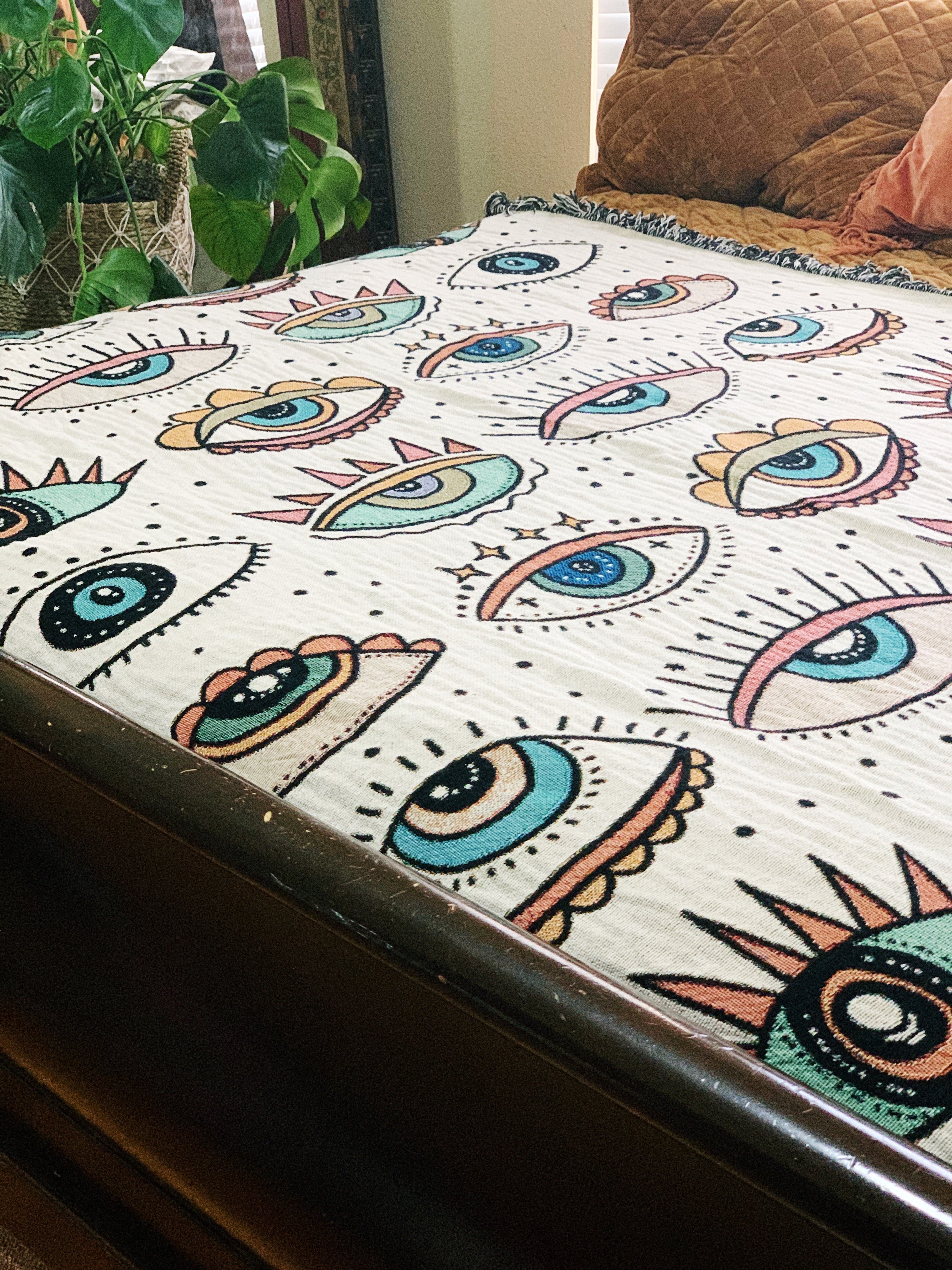 SLEEP WITH MY ONE EYE OPEN // WOVEN FRINGE BLANKET