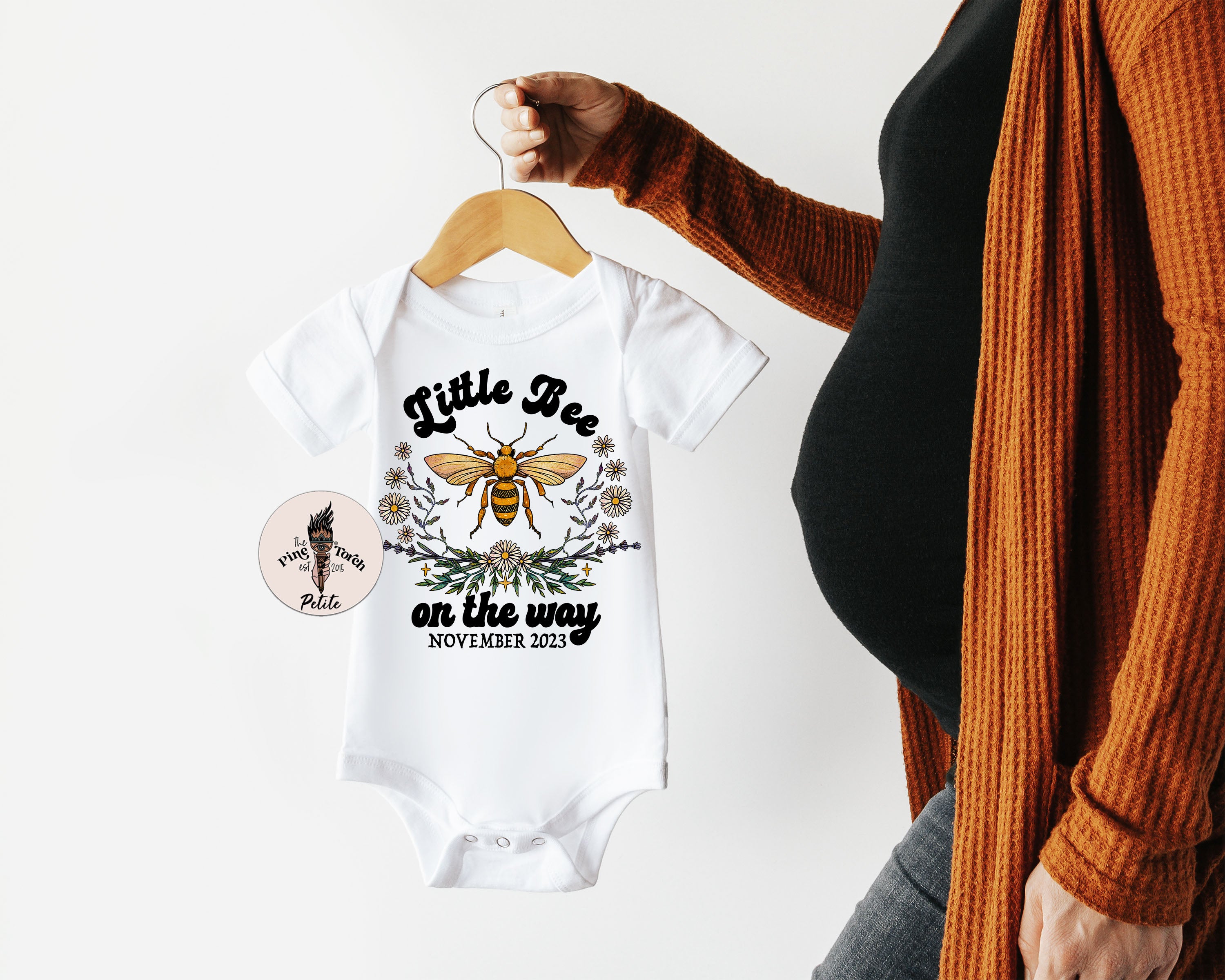 « CUSTOM LITTLE BEE ON THE WAY PREGNANCY ANNOUNCEMENT » BODYSUIT