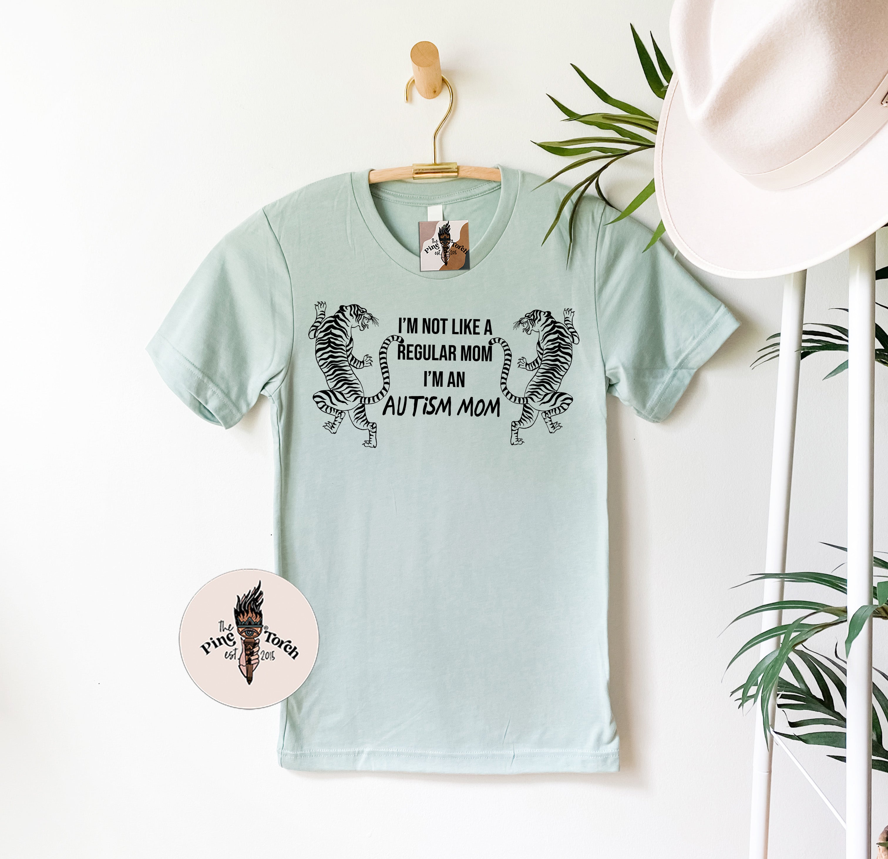 « I'M NOT LIKE A REGULAR MOM I'M AN AUTISM MOM » UNISEX TEE