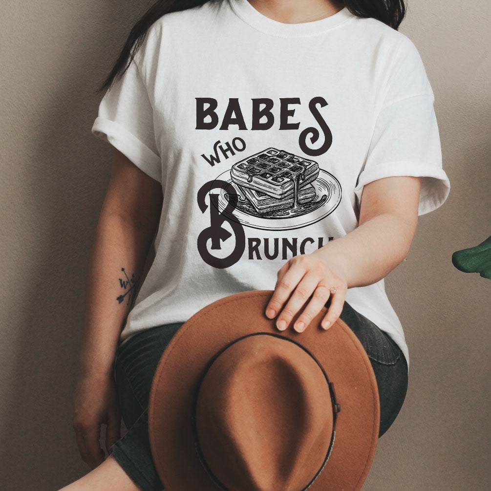 « BABES WHO BRUNCH » CREAM UNISEX TEE