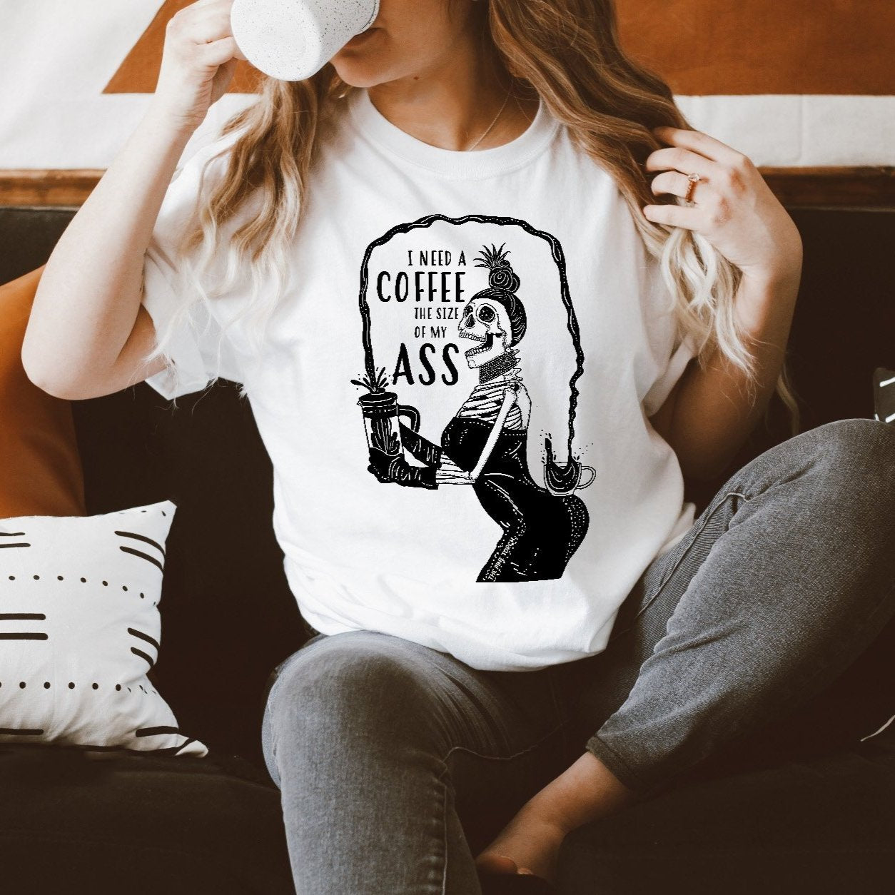 « I NEED A COFFEE THE SIZE OF MY ASS » WHITE UNISEX TEE