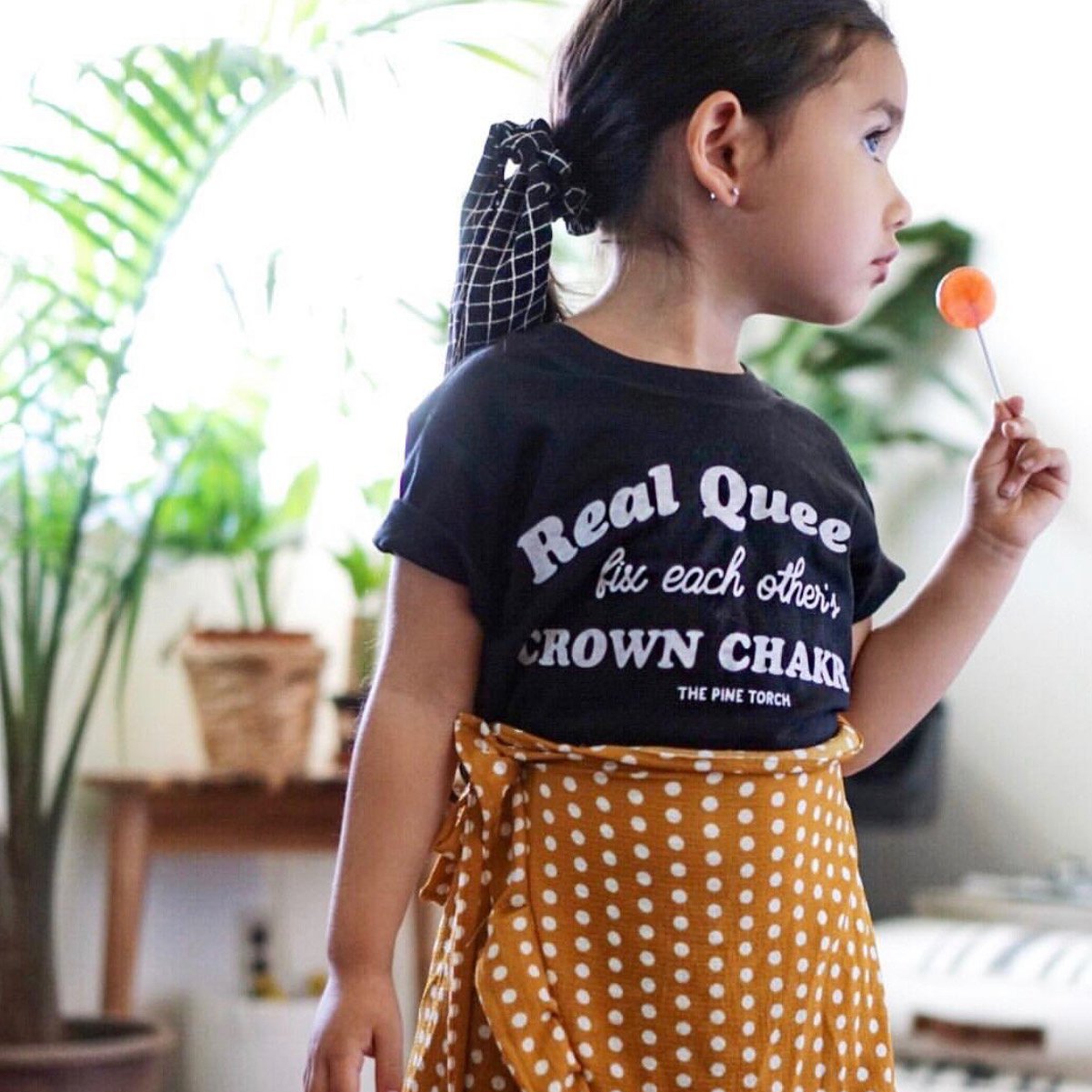 « REAL QUEENS FIX EACH OTHER'S CROWN CHAKRAS » KID'S TEE