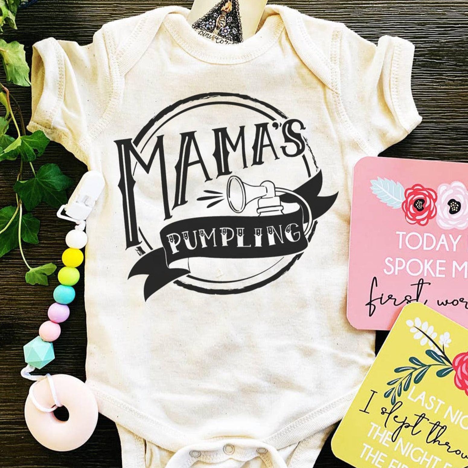 « MAMA'S PUMPLING » BODYSUIT