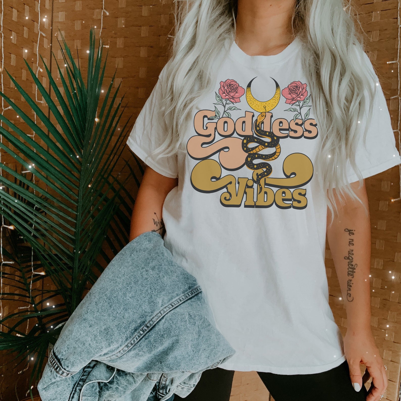 « GODDESS VIBES » UNISEX CREAM TEE