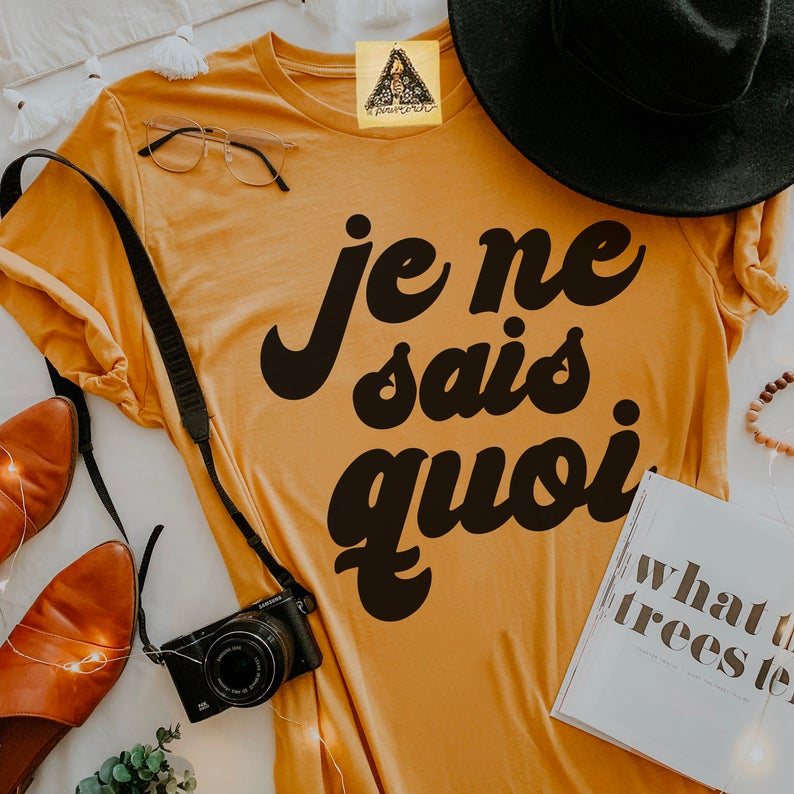 « JE NE SAIS QUOI » UNISEX TEE