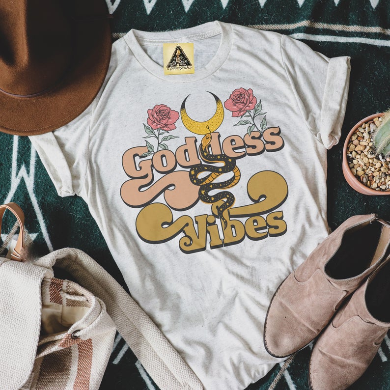 « GODDESS VIBES » UNISEX CREAM TEE