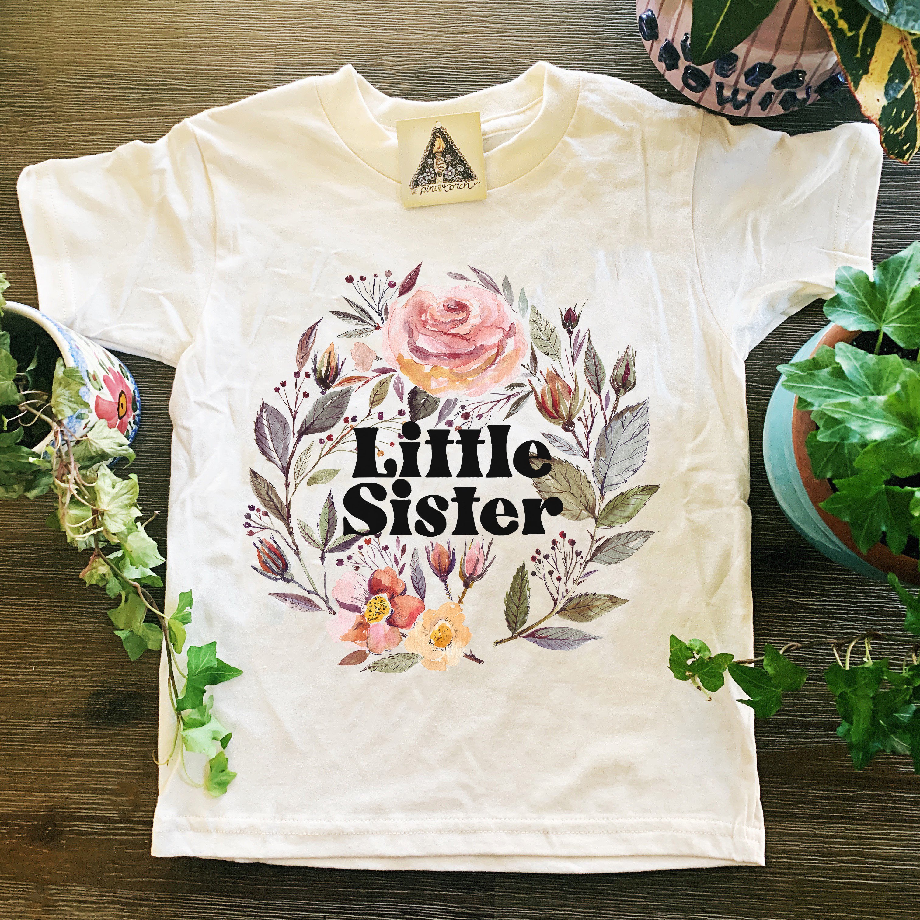 « LITTLE SISTER WITH ROSES » KID'S TEE
