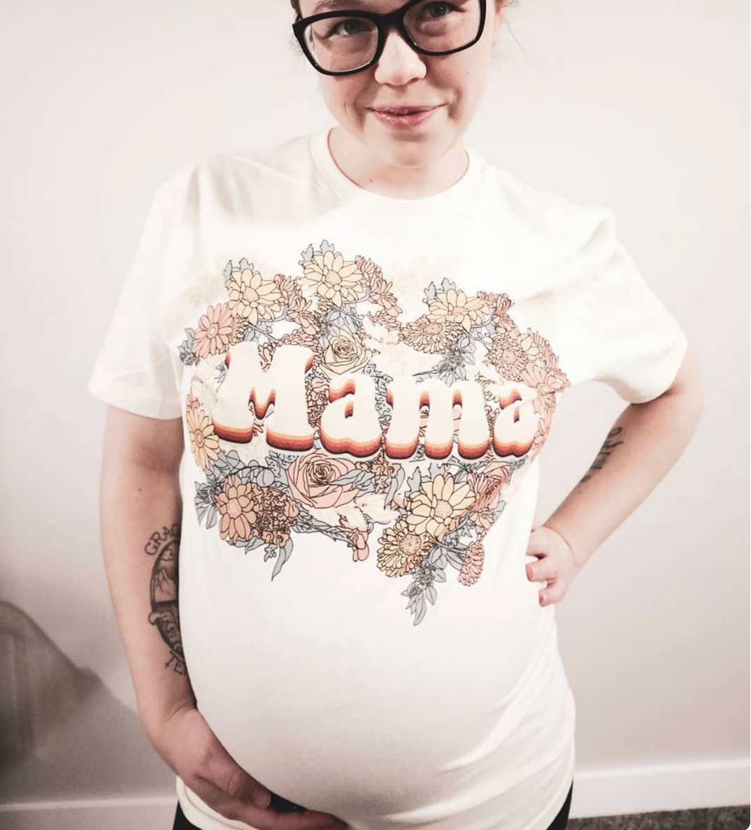 « MAMA RETRO FLORAL » UNISEX WHITE OR CREAM TEE