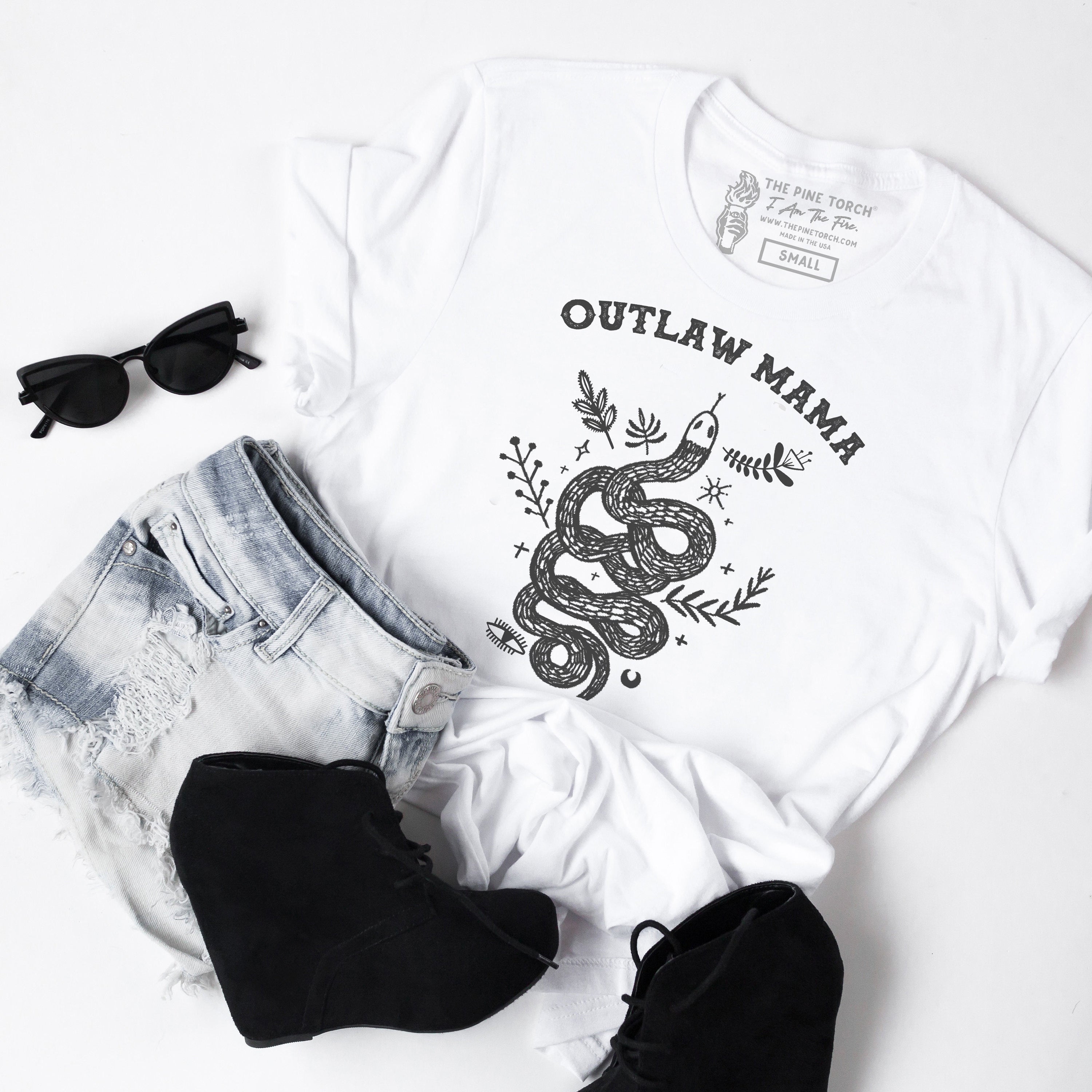 « OUTLAW MAMA » CREAM UNISEX TEE