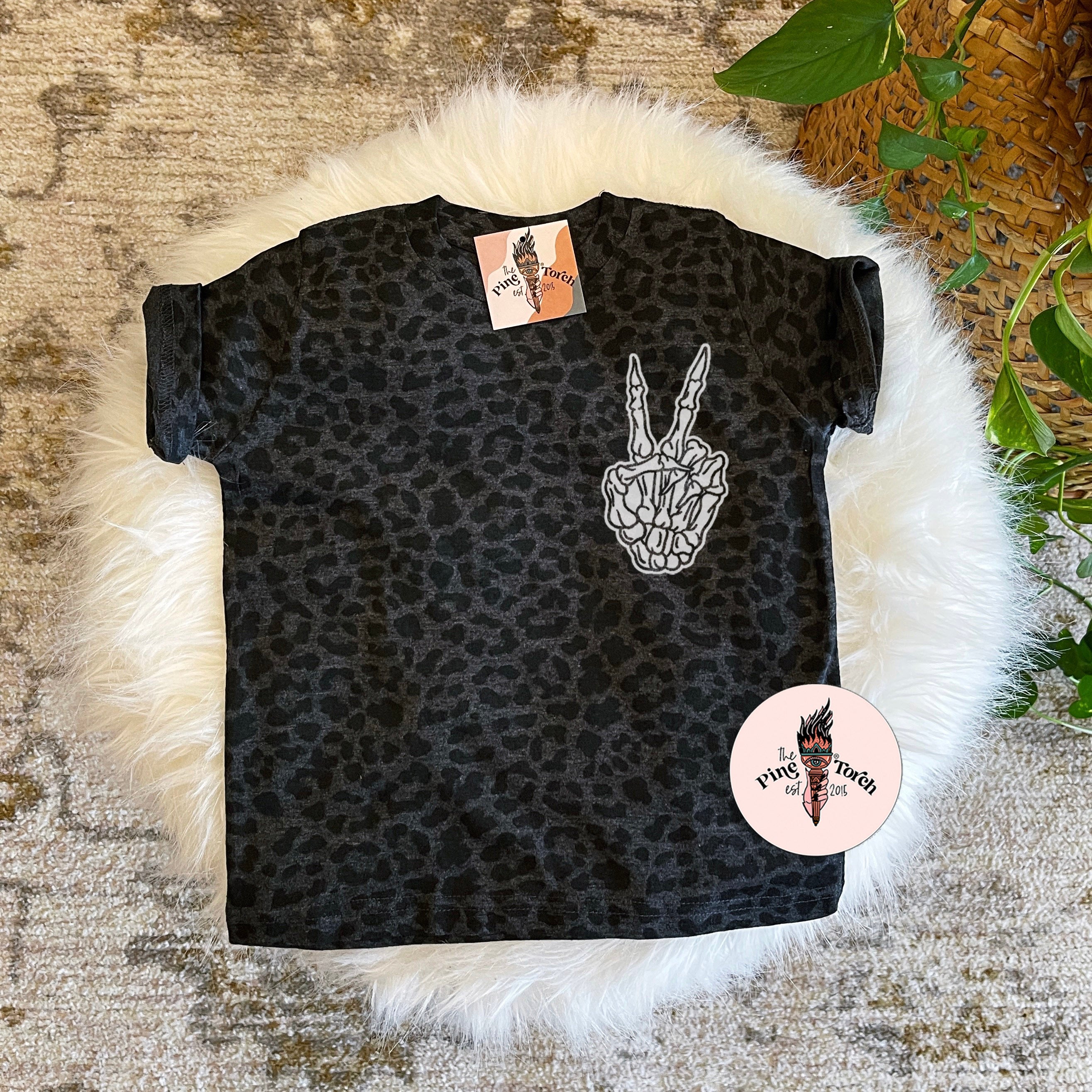 « PEACE OUT » LEOPARD PRINT TEE