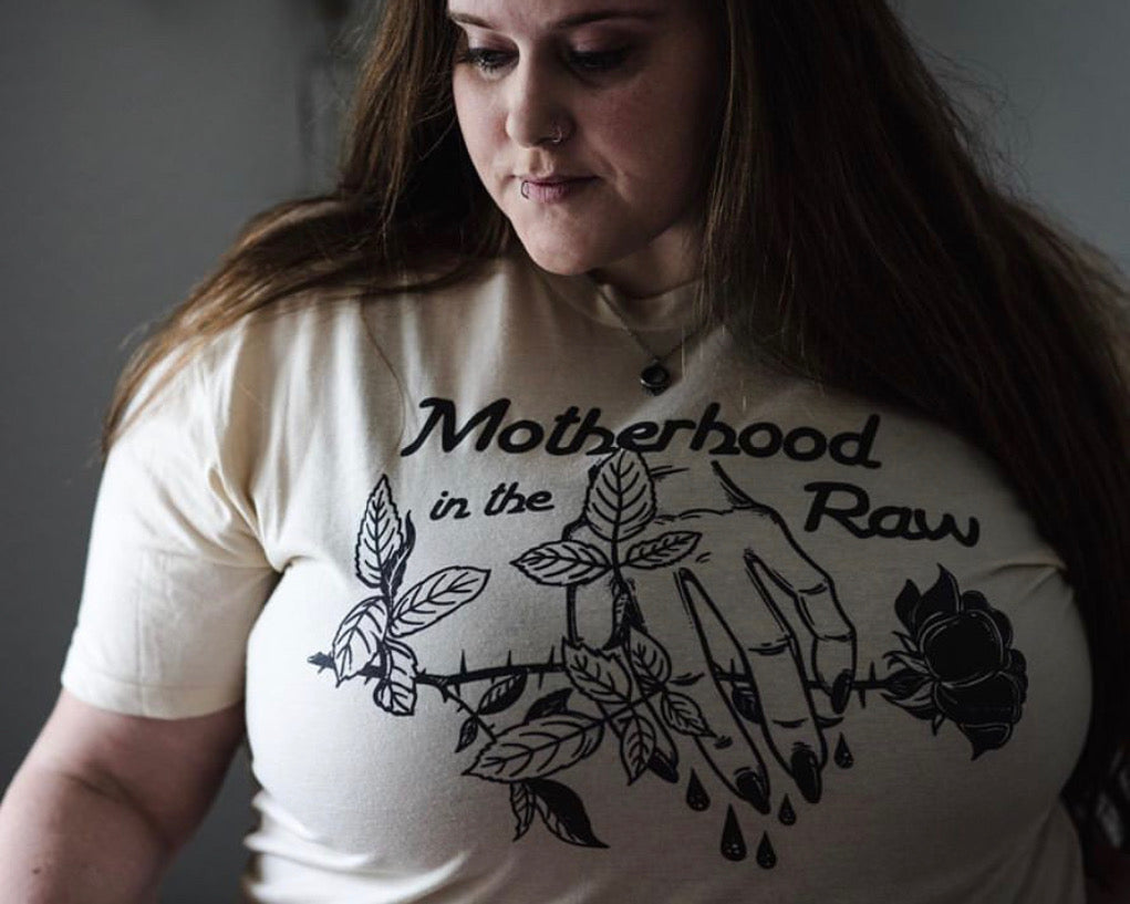 « MOTHERHOOD IN THE RAW » CREAM UNISEX TEE