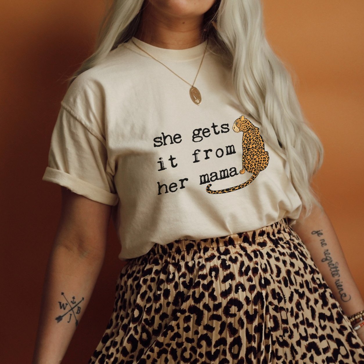 « SHE GETS IT FROM HER MAMA » UNISEX TEE